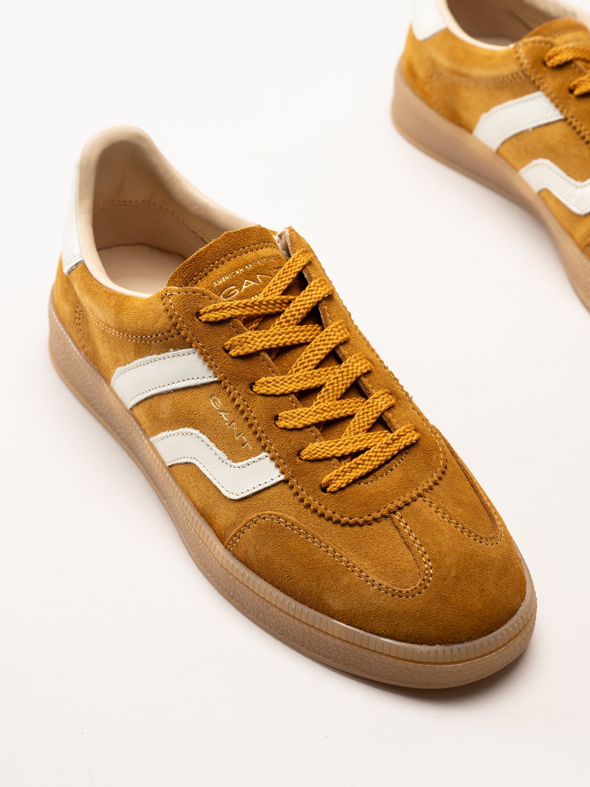 Gant Footwear - Cuzima Sneaker - Mörkgula retro sneakers i mocka med skinndetaljer