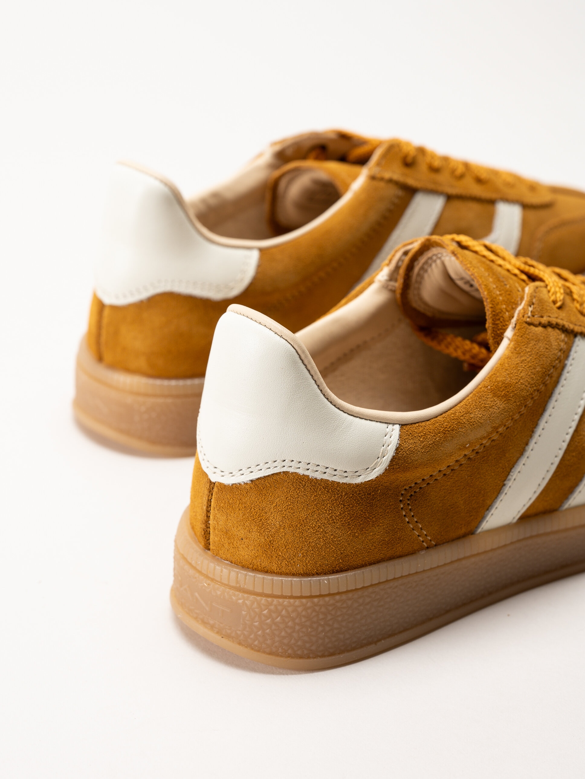 Gant Footwear - Cuzima Sneaker - Mörkgula retro sneakers i mocka med skinndetaljer