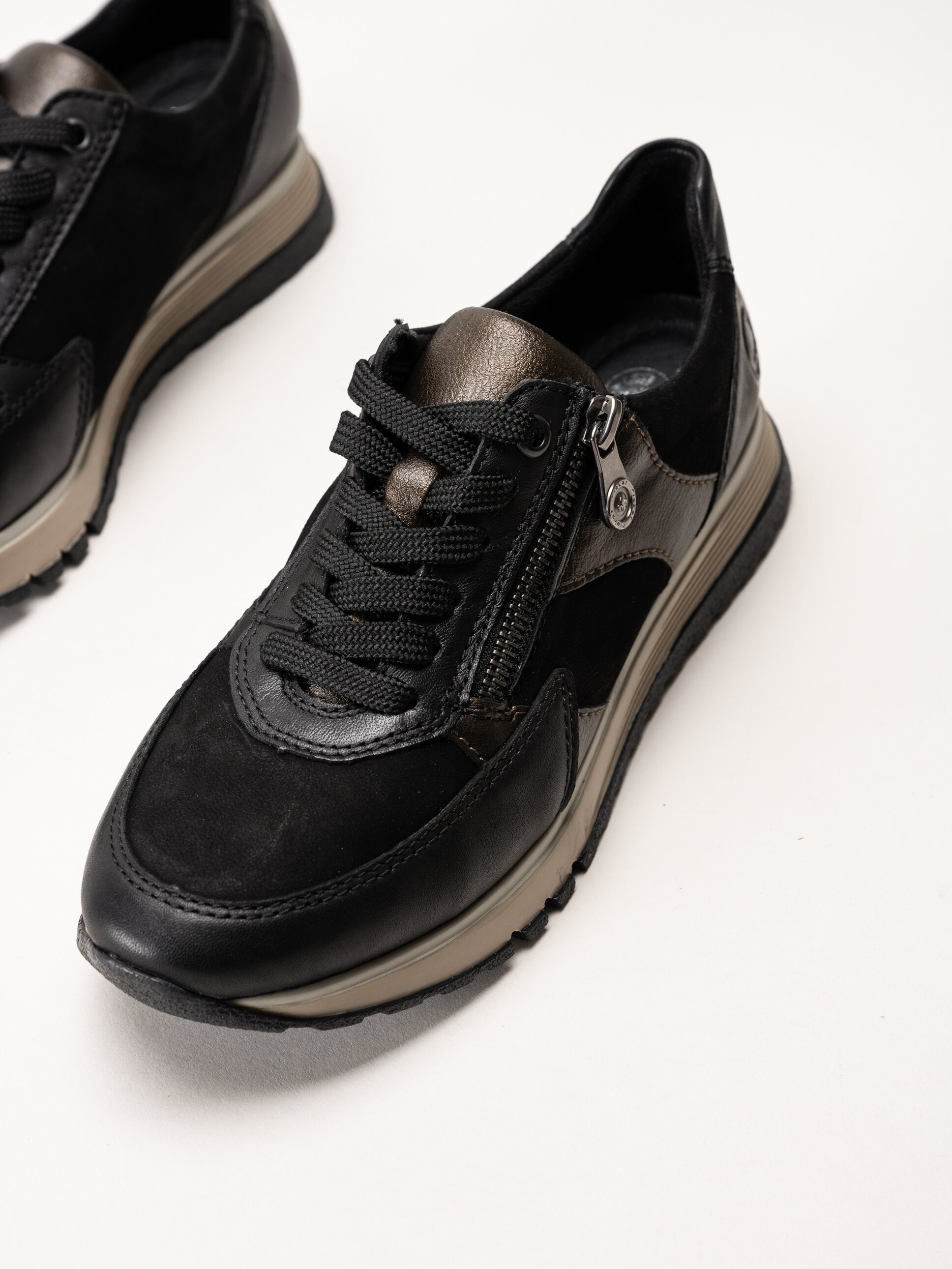 Rieker - Svarta sneakers i nubuck och skinn
