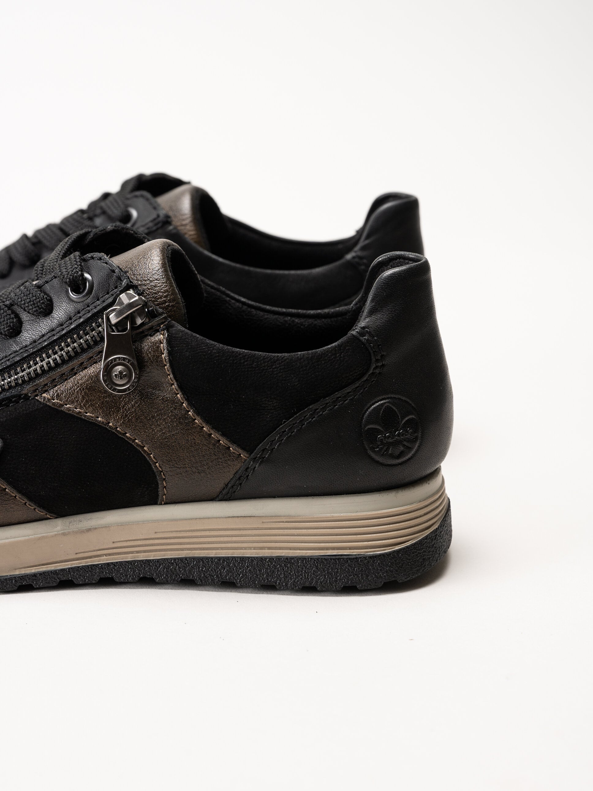 Rieker - Svarta sneakers i nubuck och skinn