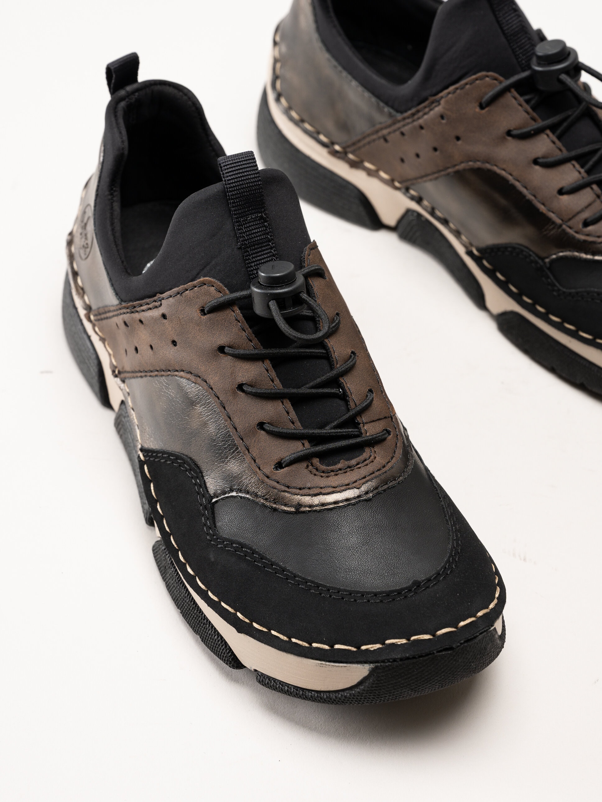 Rieker - Svarta slip on promenadskor