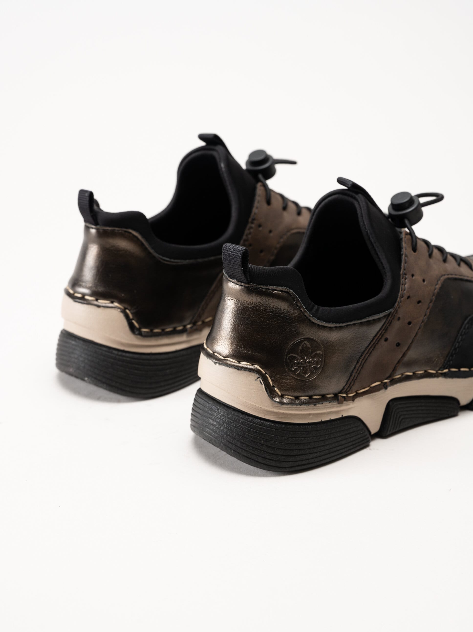 Rieker - Svarta slip on promenadskor