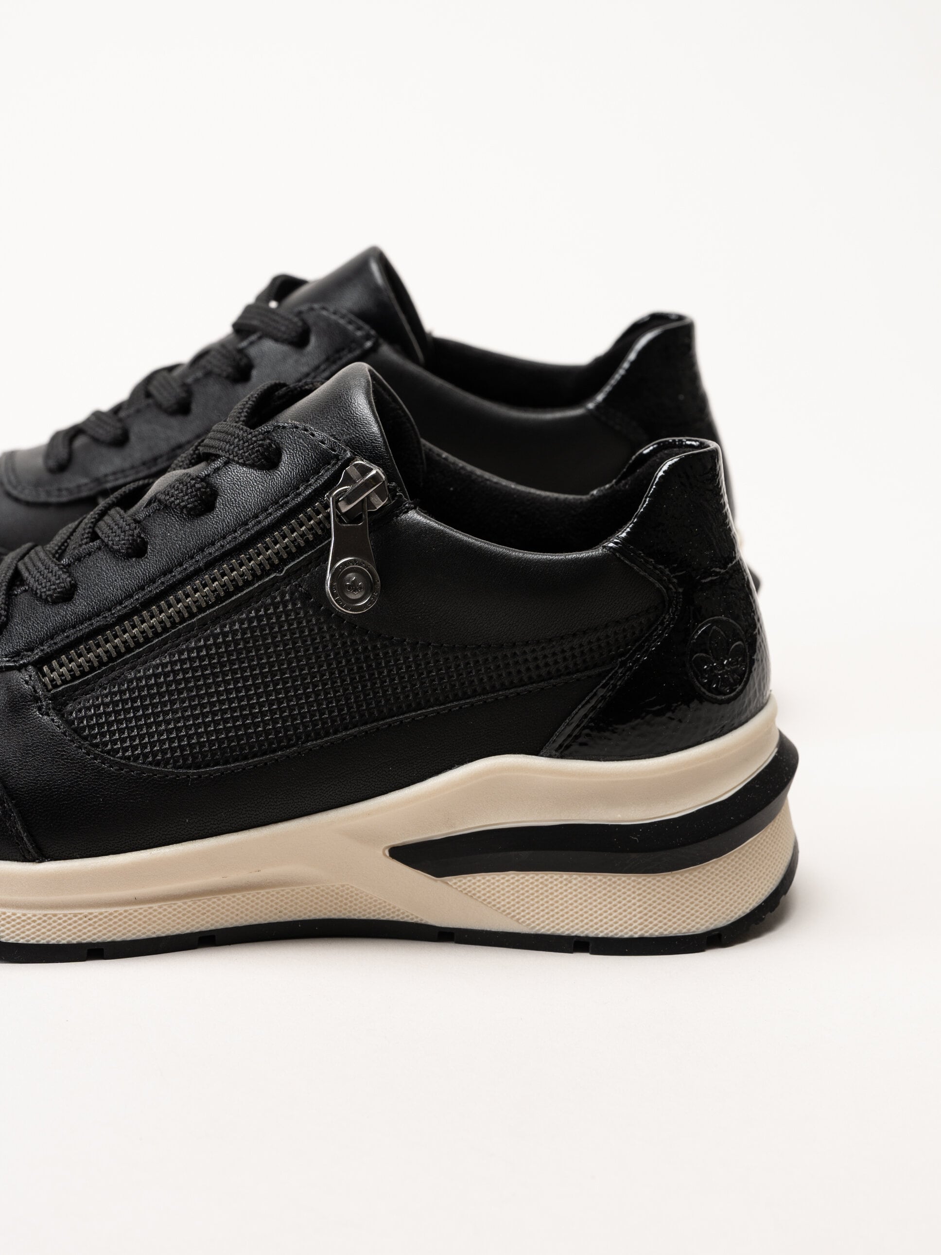 Rieker - Svarta promenadsneakers i skinn