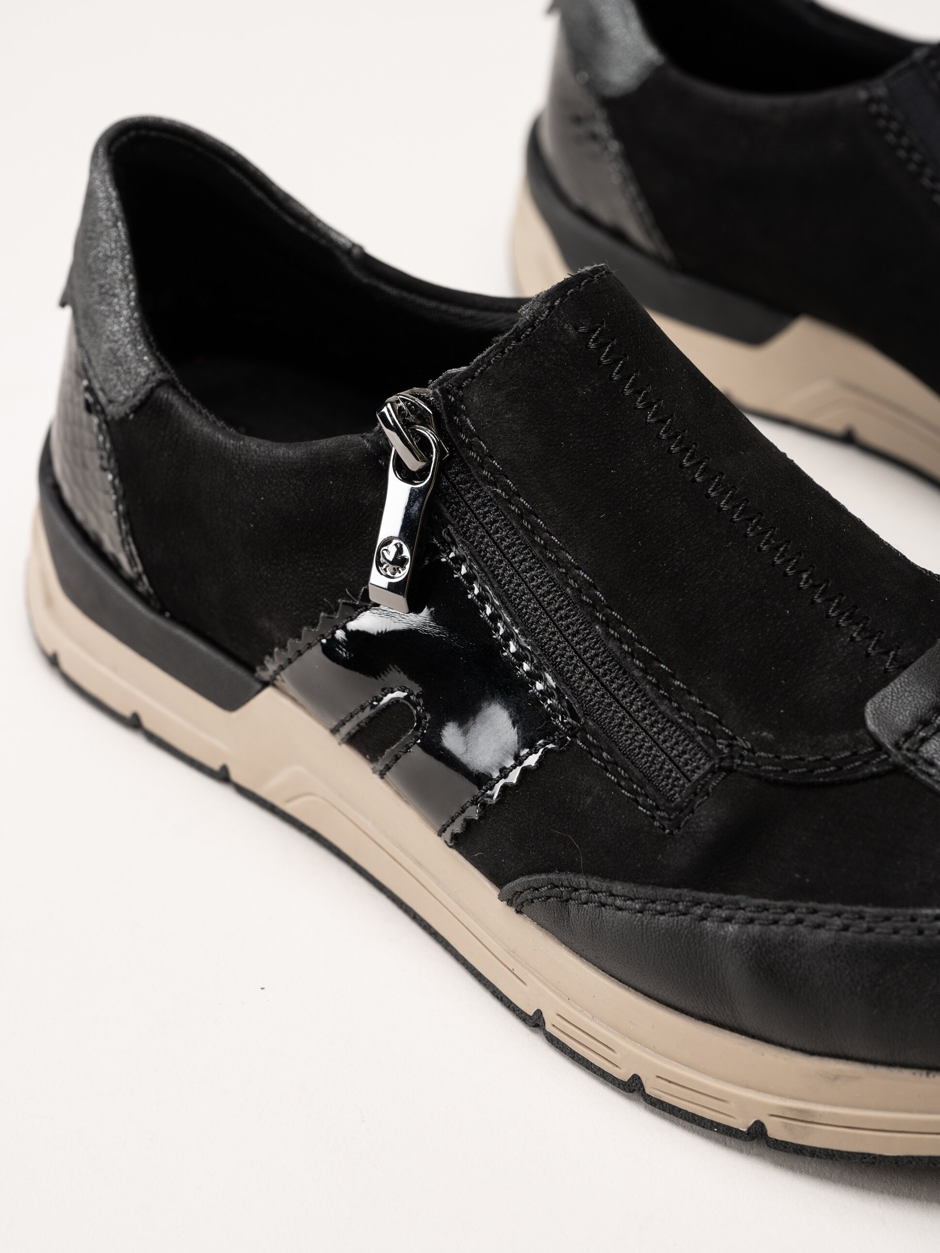 Rieker - Svarta promenadsneakers i nubuck och skinn