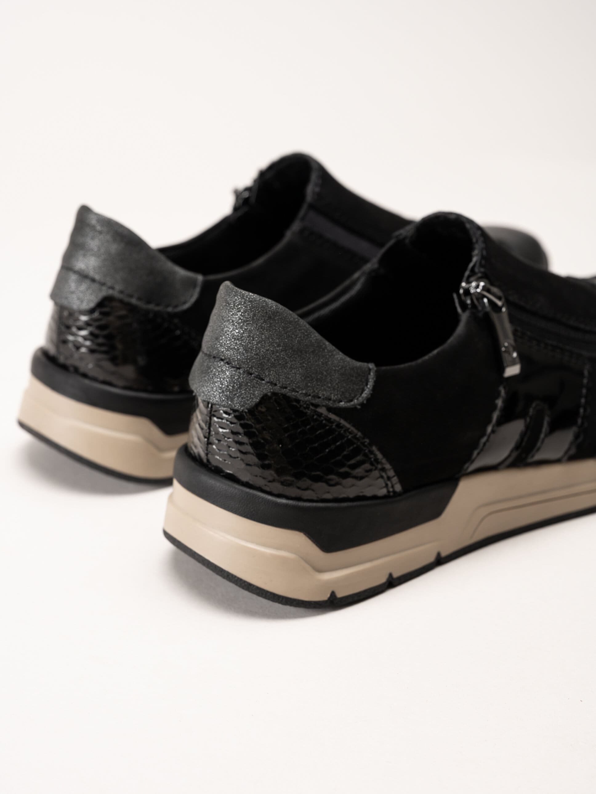 Rieker - Svarta promenadsneakers i nubuck och skinn