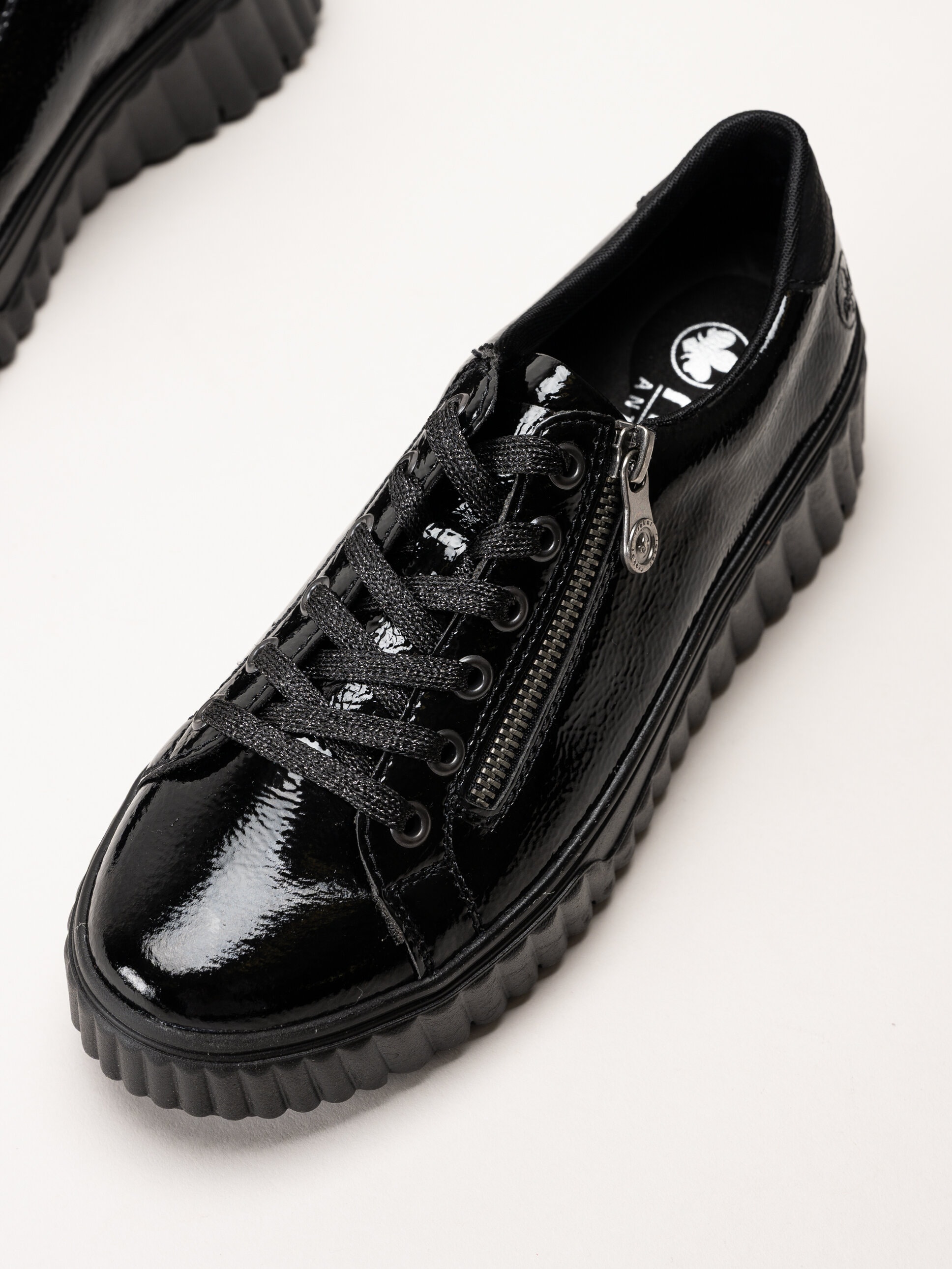 Rieker - Svarta platåsneakers i skinn-lack