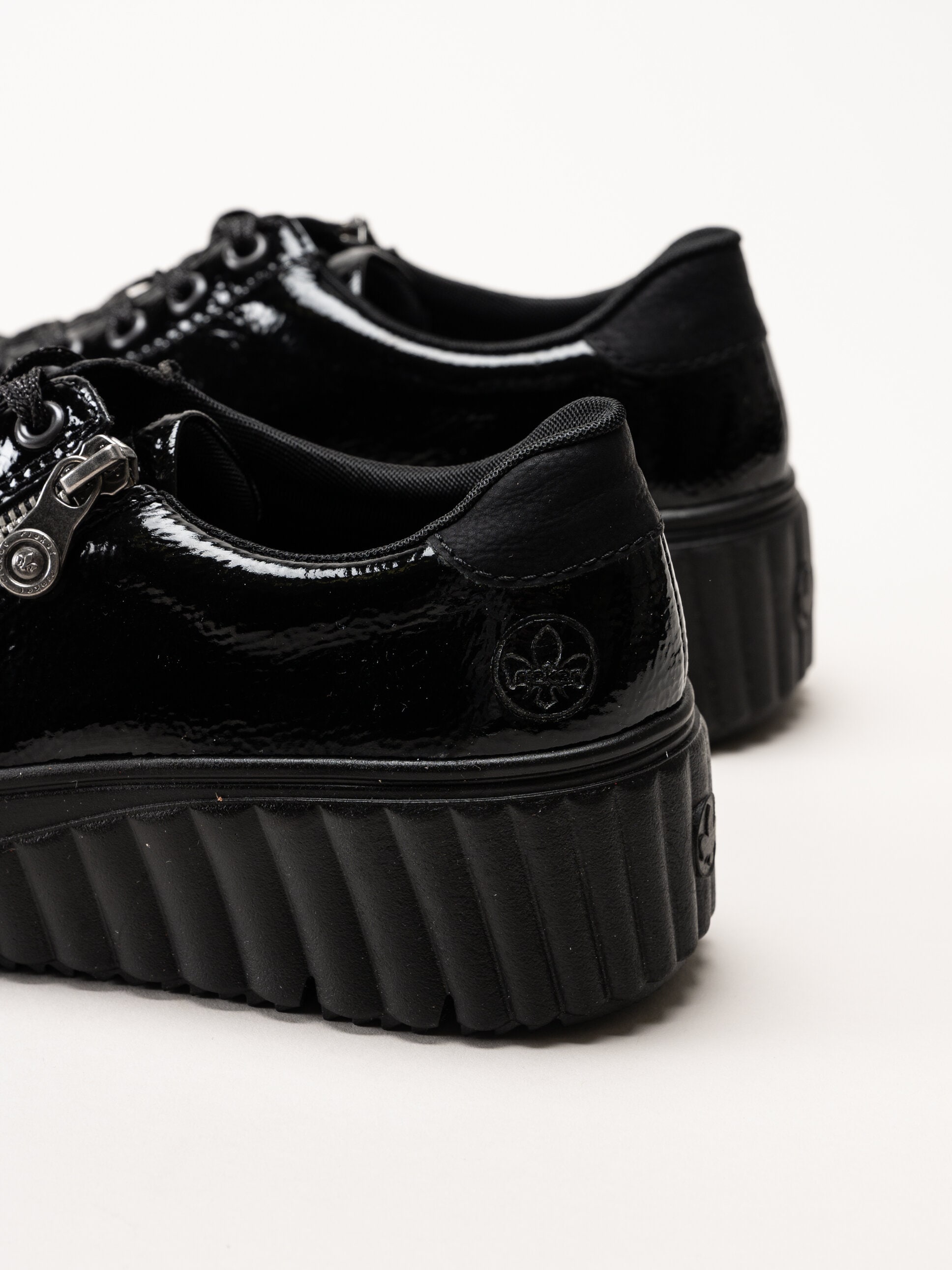 Rieker - Svarta platåsneakers i skinn-lack
