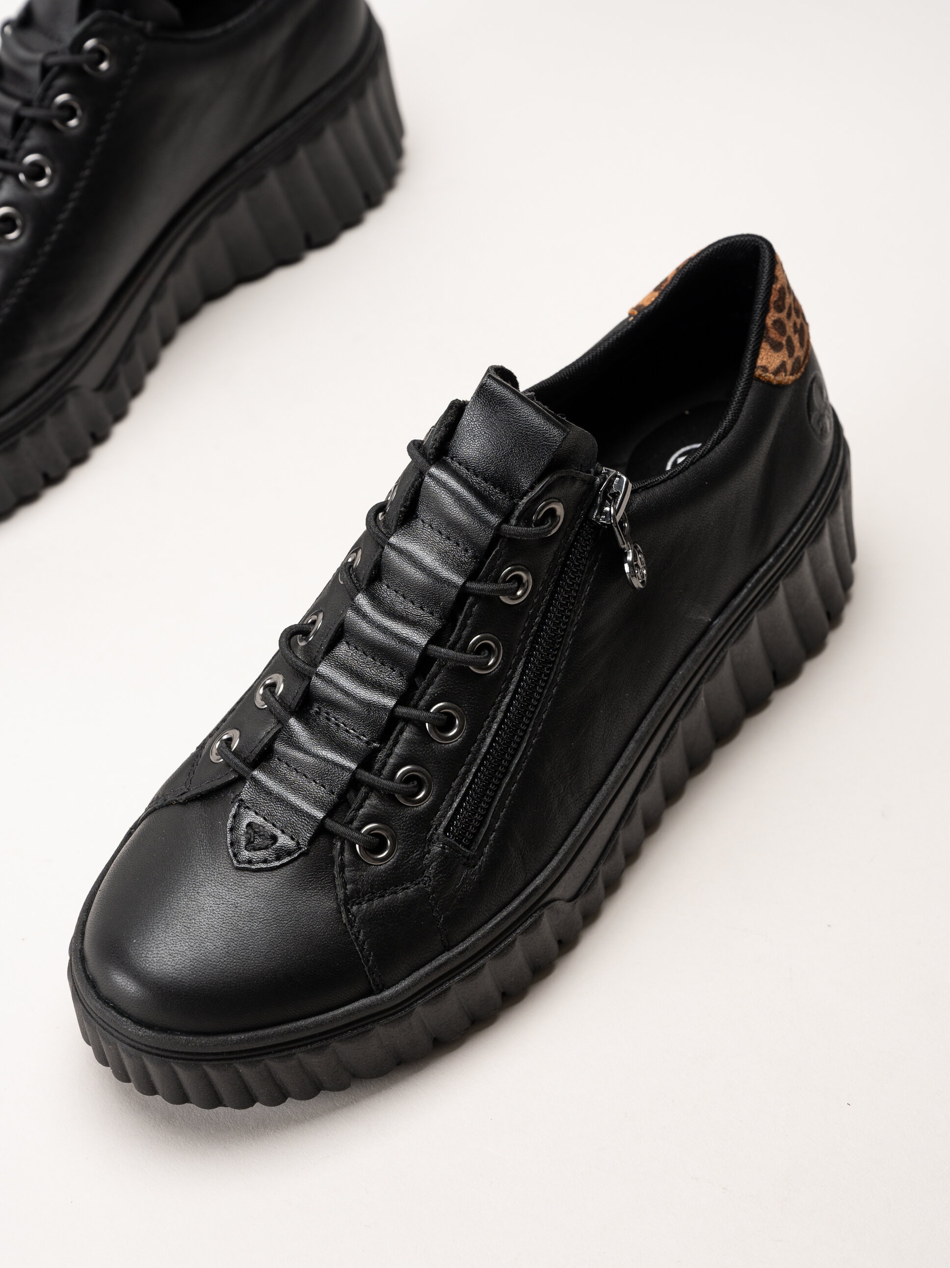 Rieker - Svarta sneakers i skinn