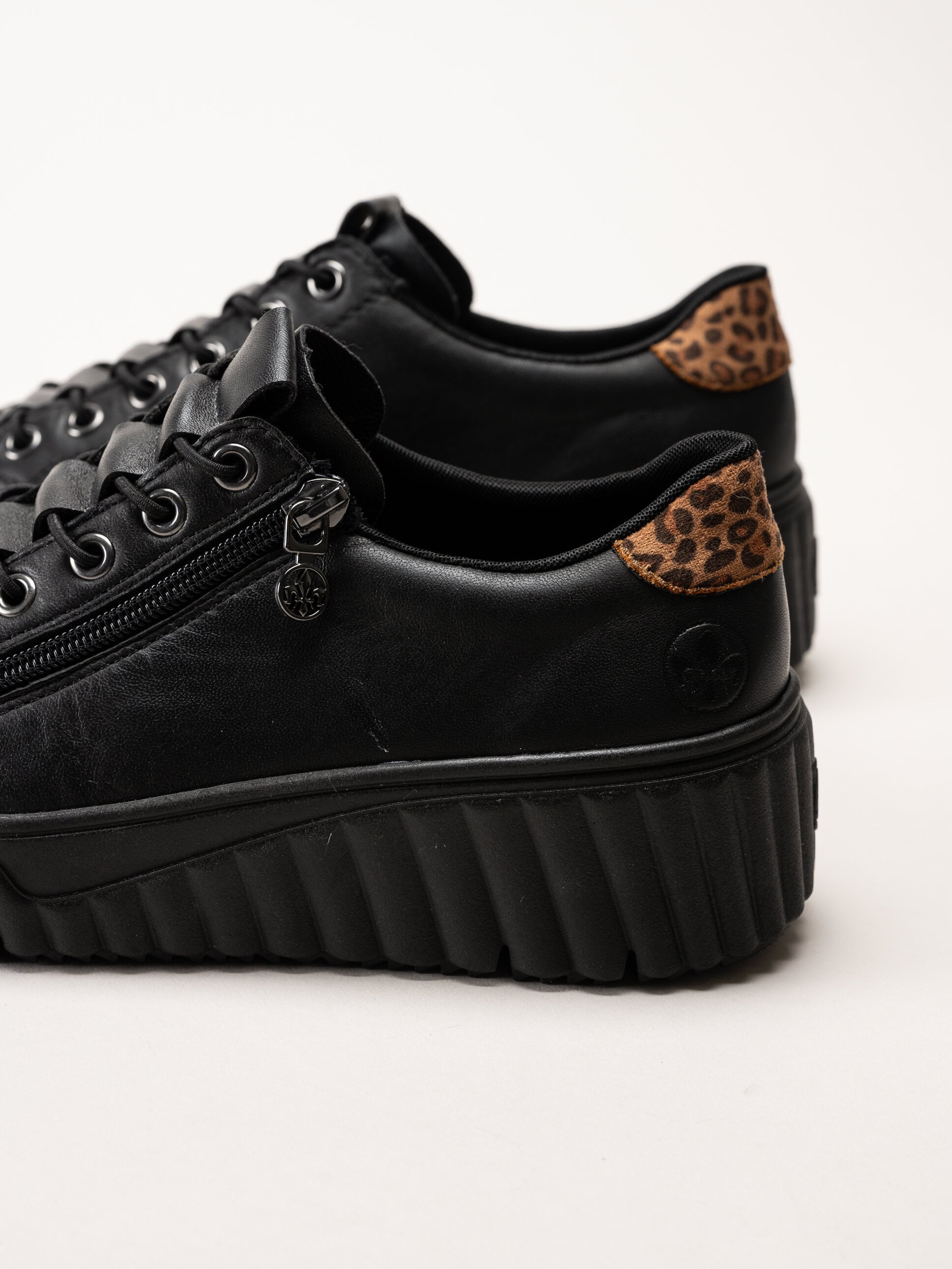 Rieker - Svarta sneakers i skinn