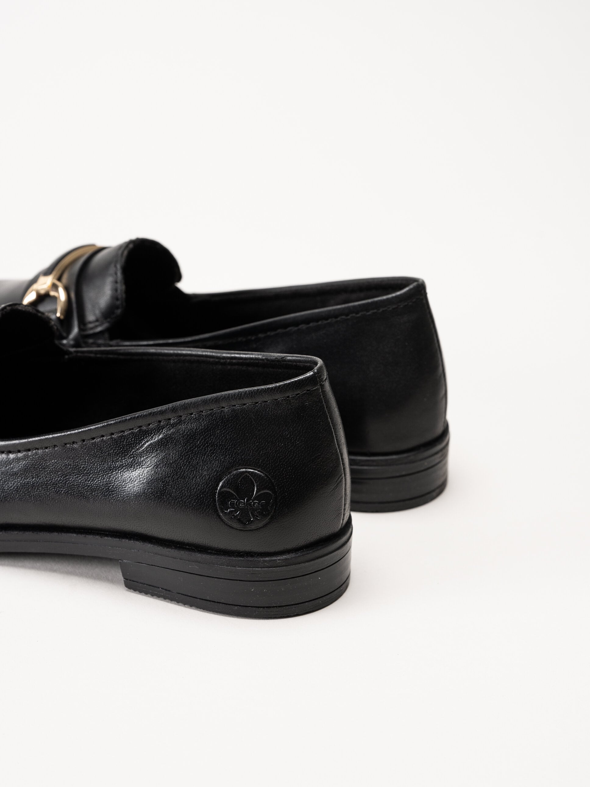 Rieker - Svarta loafers i skinn