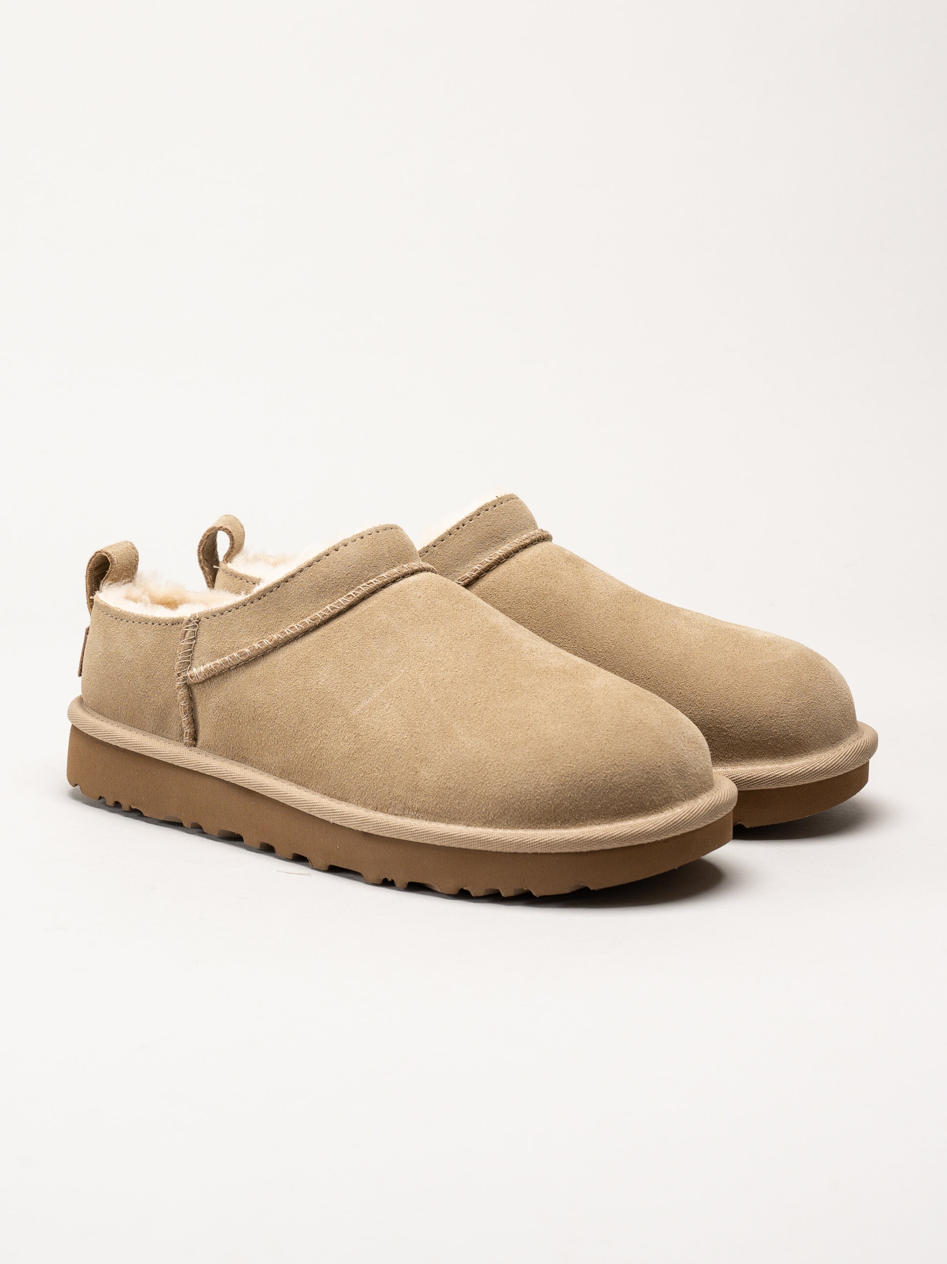 UGG - W Classic Micro - Beige ullfodrade boots i mocka