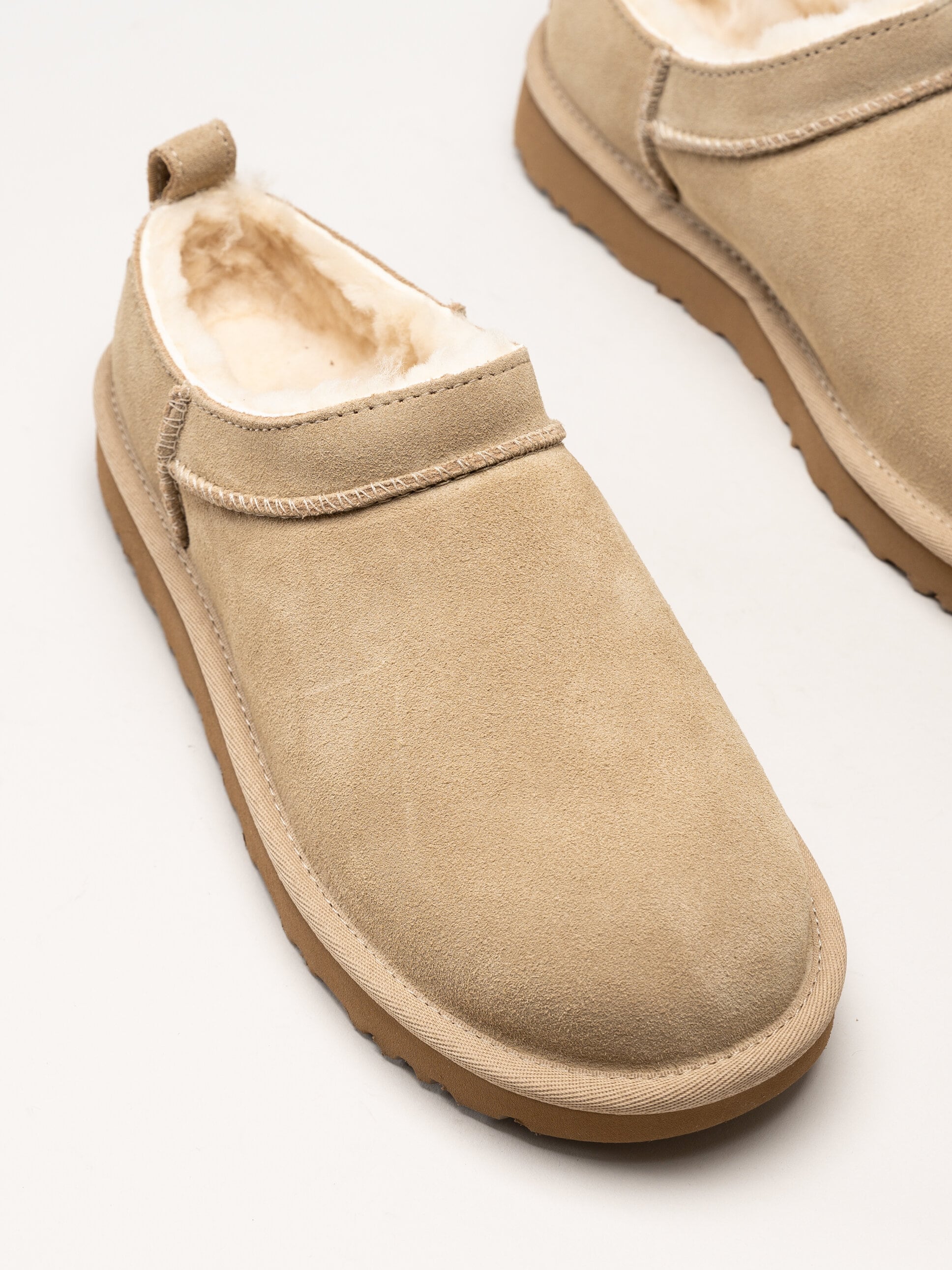 UGG - W Classic Micro - Beige ullfodrade boots i mocka