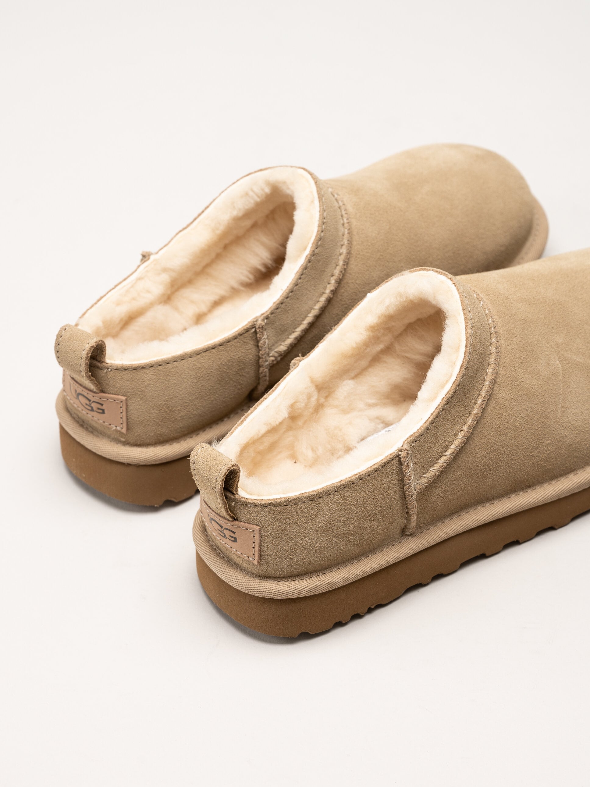 UGG - W Classic Micro - Beige ullfodrade boots i mocka