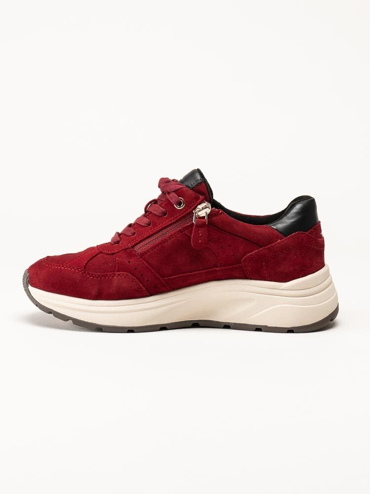 Tamaris - Vinröda sneakers i mocka