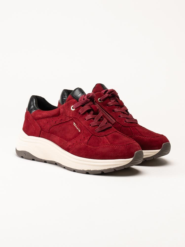 Tamaris - Vinröda sneakers i mocka