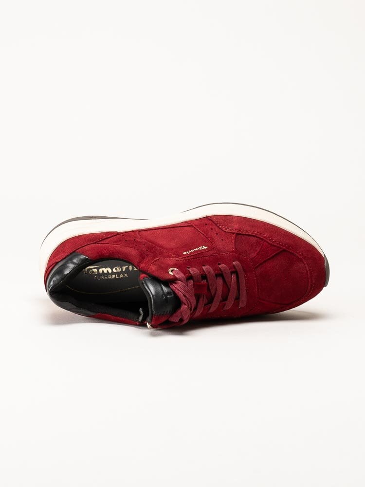 Tamaris - Vinröda sneakers i mocka