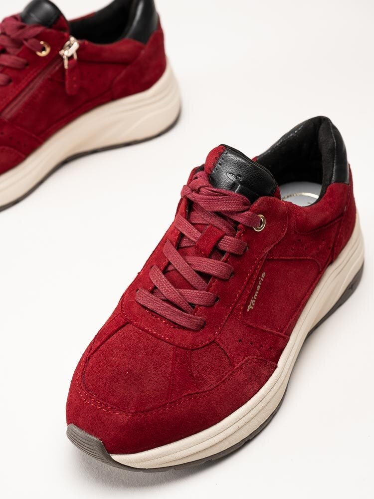 Tamaris - Vinröda sneakers i mocka