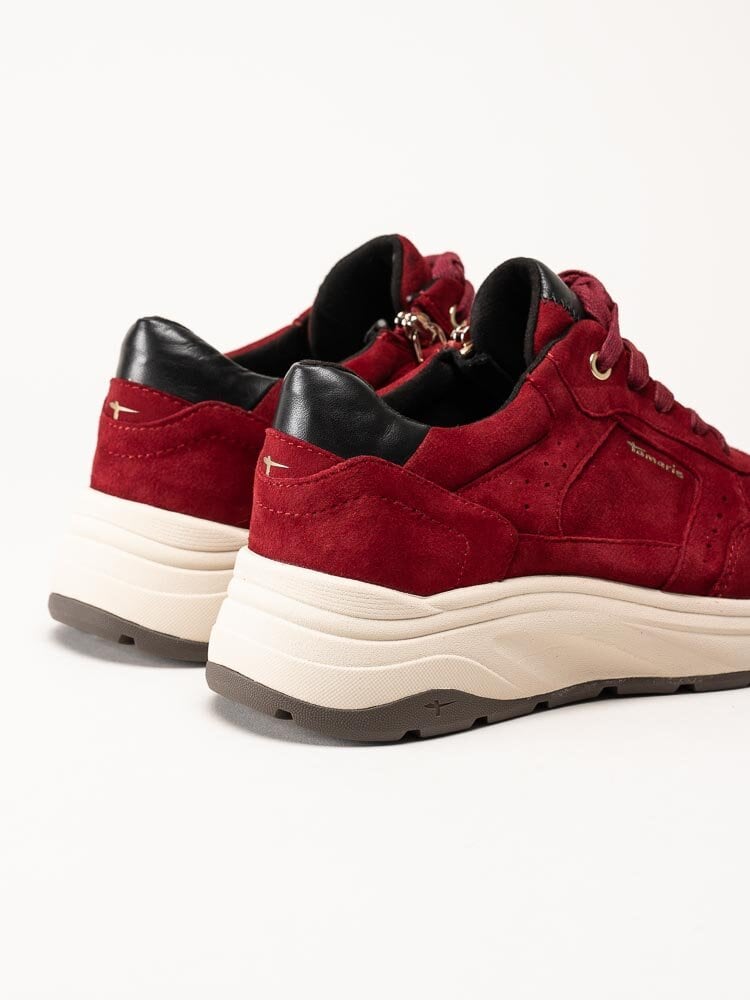 Tamaris - Vinröda sneakers i mocka