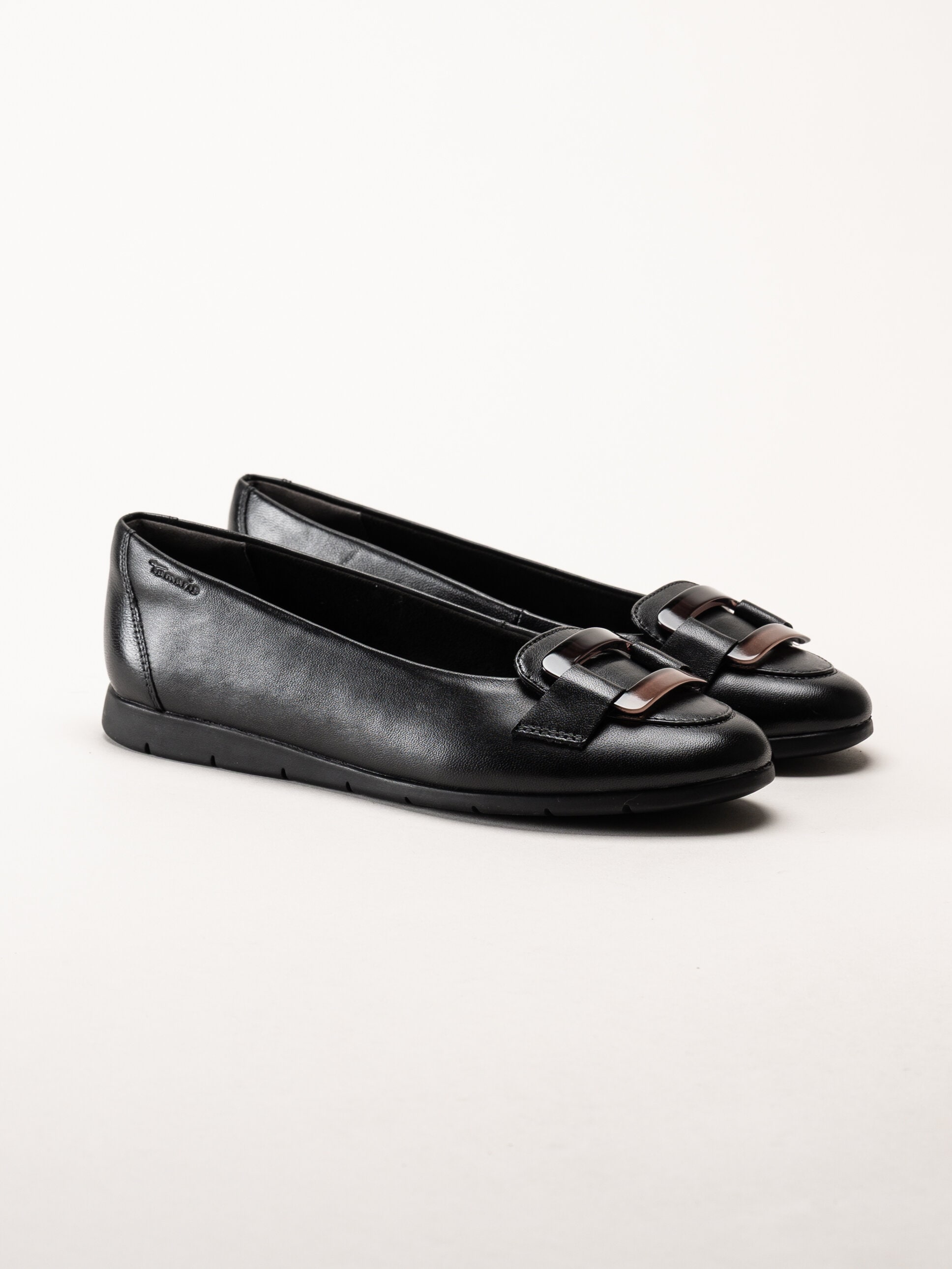 Tamaris - Svarta ballerina med dekorativt spänne