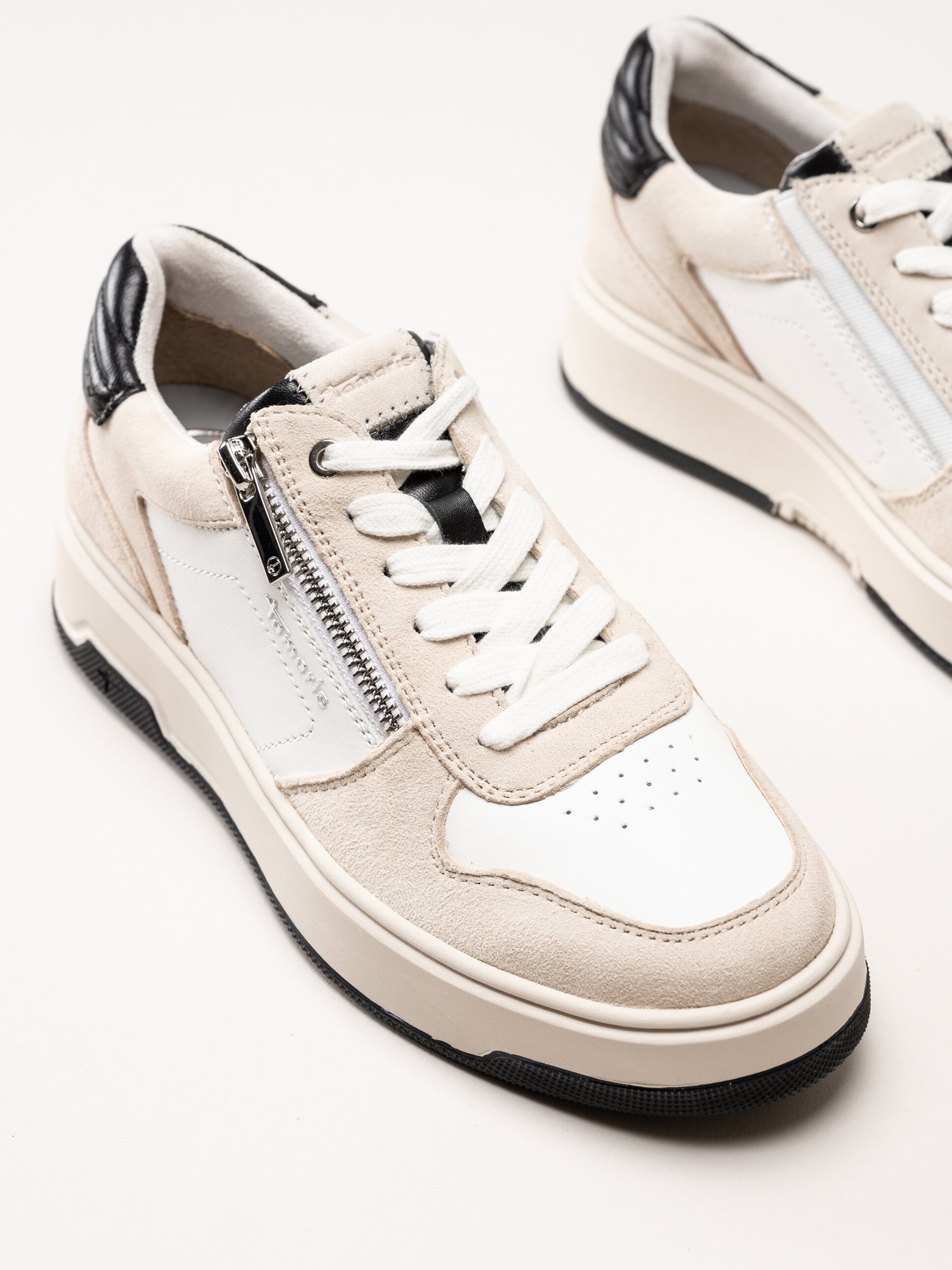 Tamaris - Off white sneakers i skinn och mocka