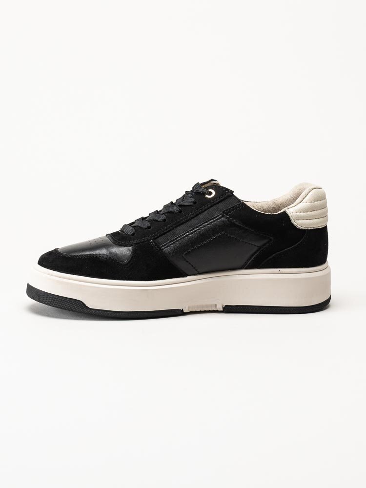 Tamaris - Svarta sneakers i skinn och mocka