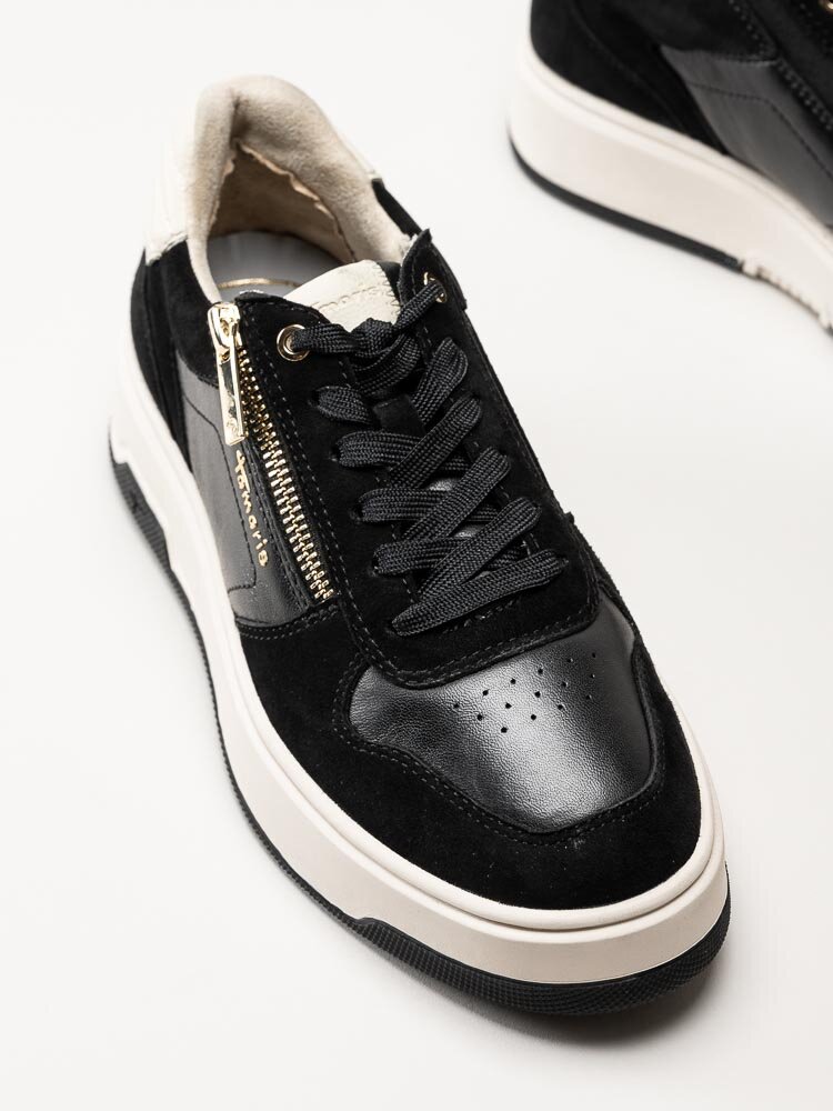 Tamaris - Svarta sneakers i skinn och mocka