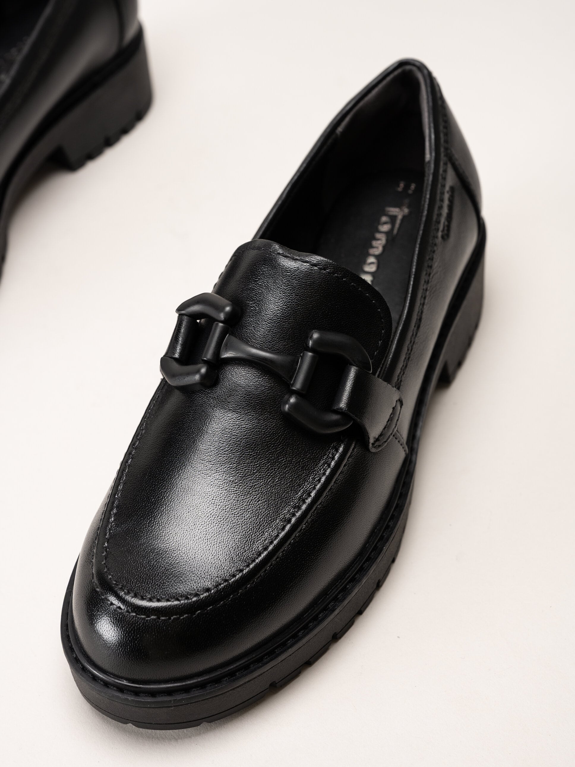 Tamaris - Svarta loafers i skinn