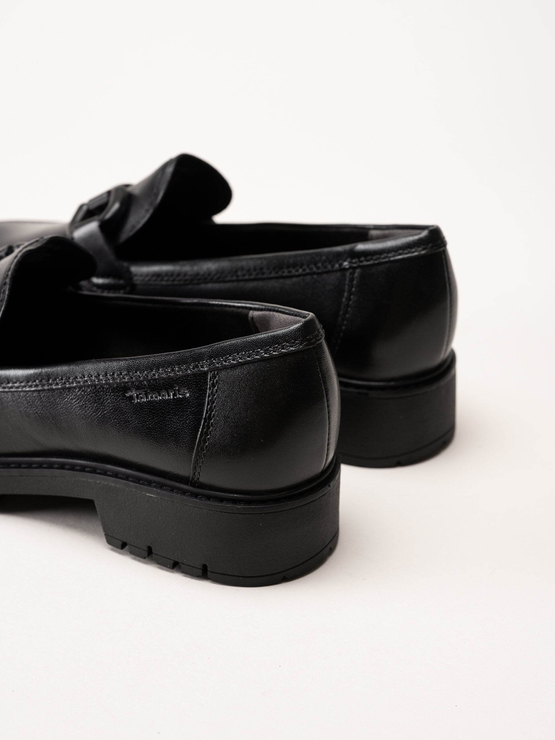 Tamaris - Svarta loafers i skinn