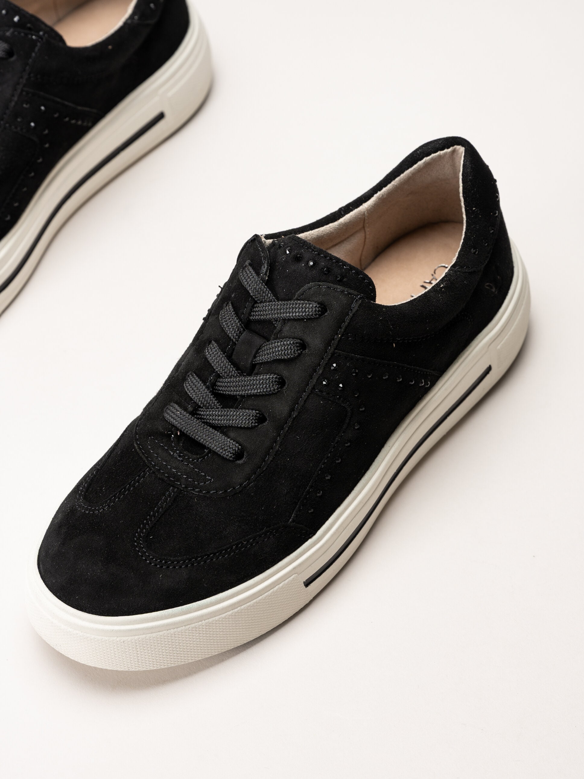 Caprice - Svarta sneakers i mocka