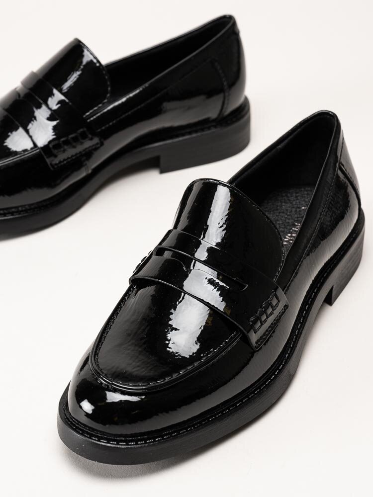 Marco Tozzi - Svarta loafers i syntetlack