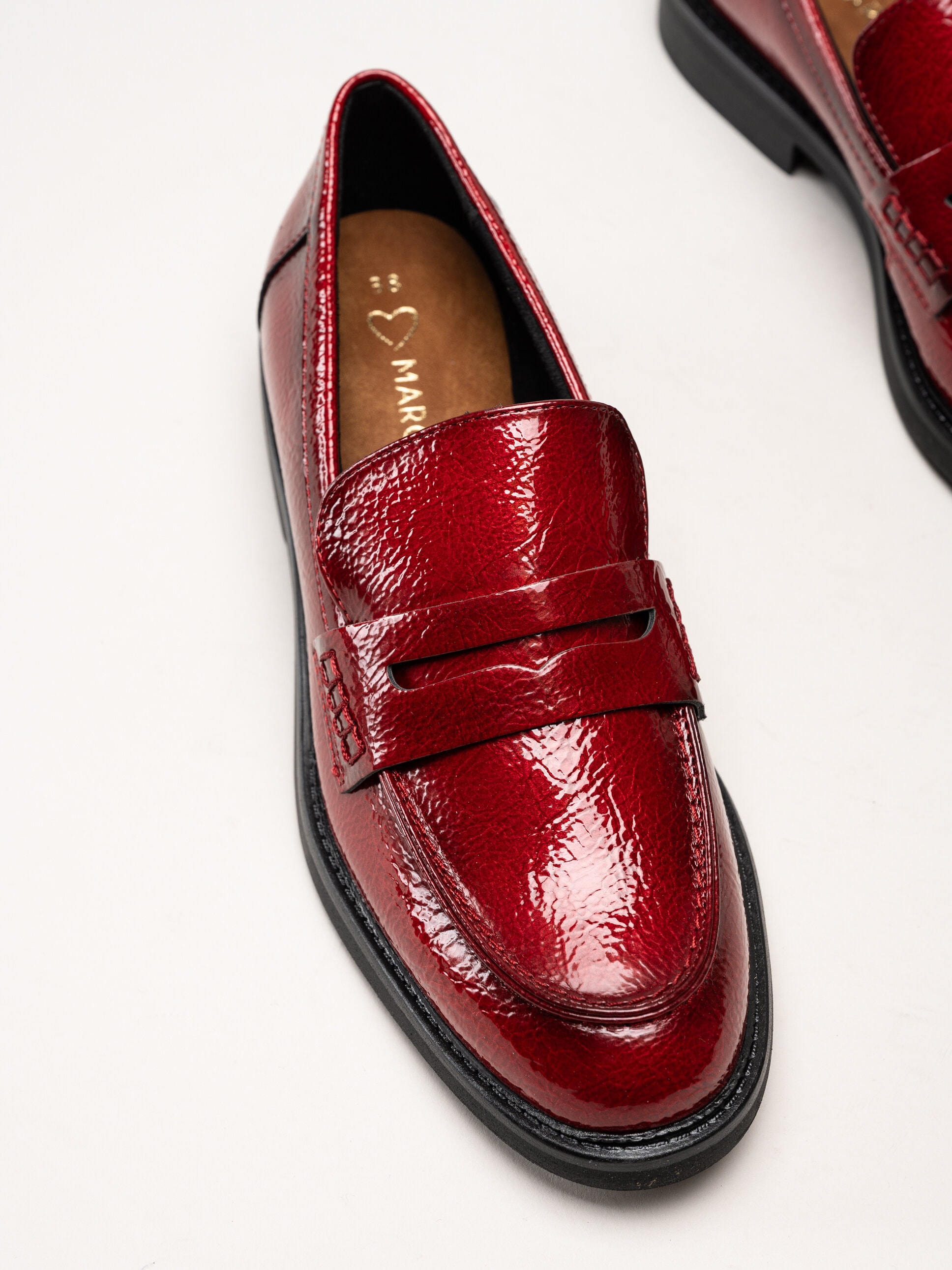 Marco Tozzi - Mörkröda loafers i syntetlack