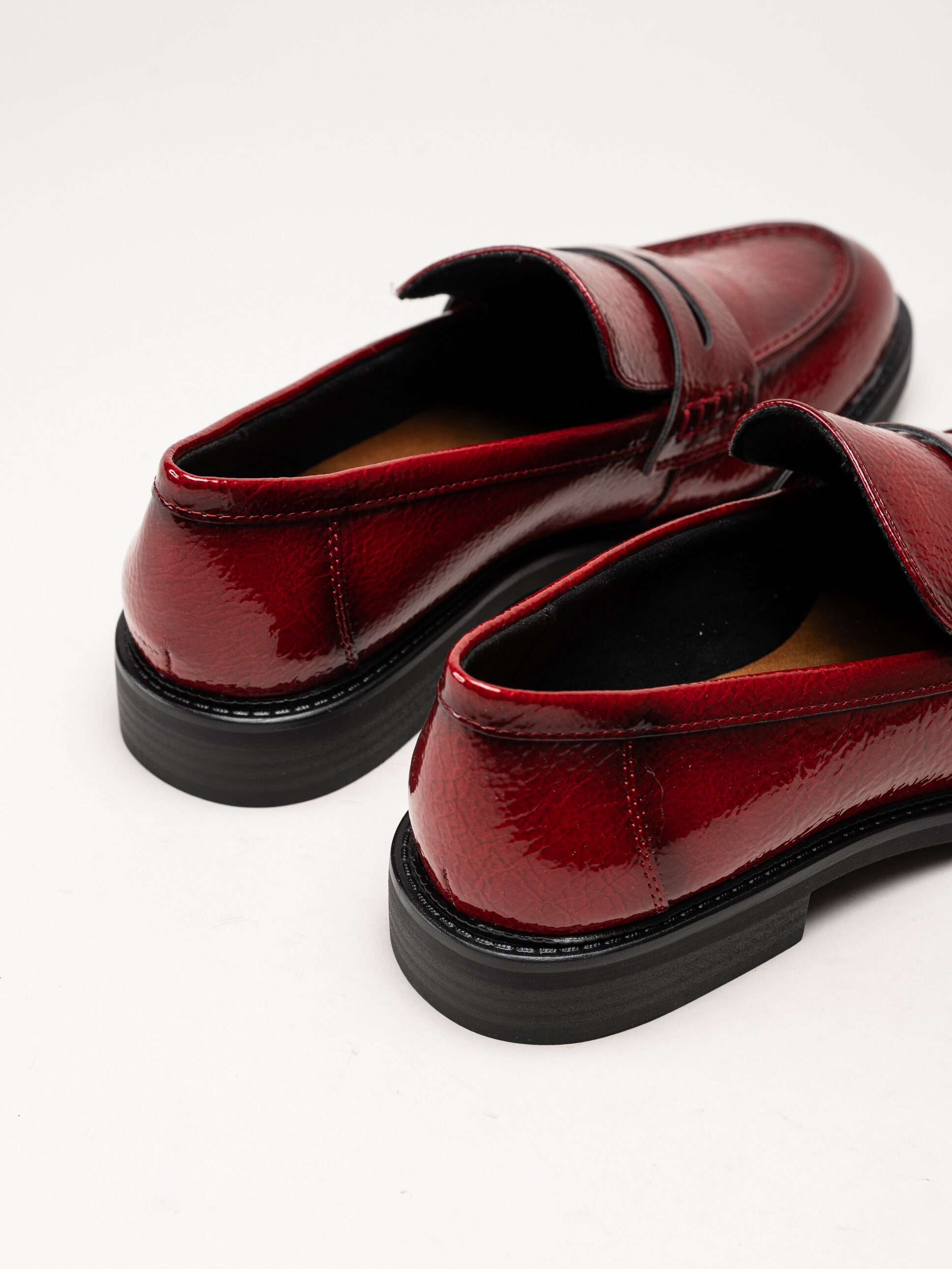 Marco Tozzi - Mörkröda loafers i syntetlack