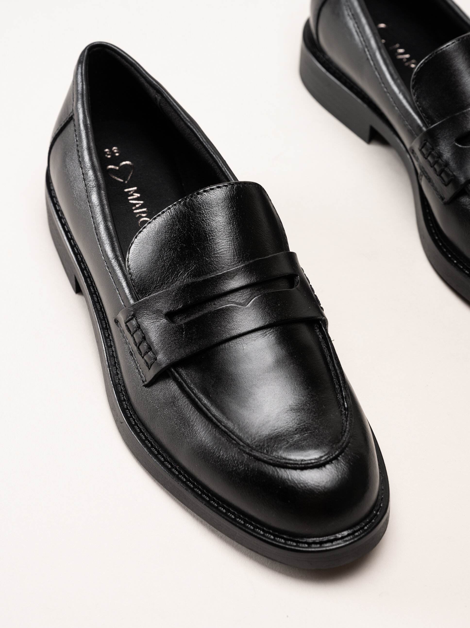 Marco Tozzi - Svarta loafers i skinn