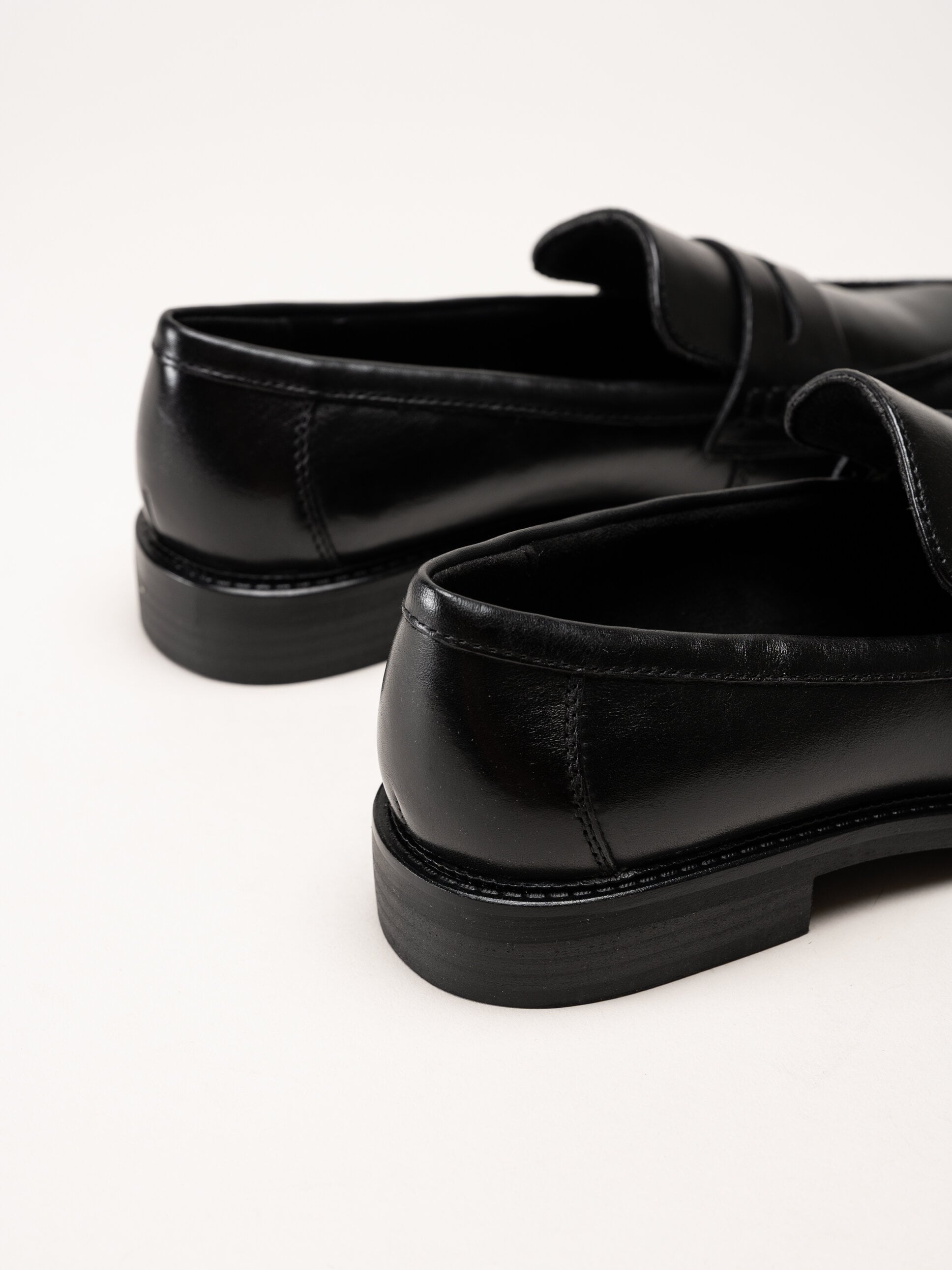 Marco Tozzi - Svarta loafers i skinn