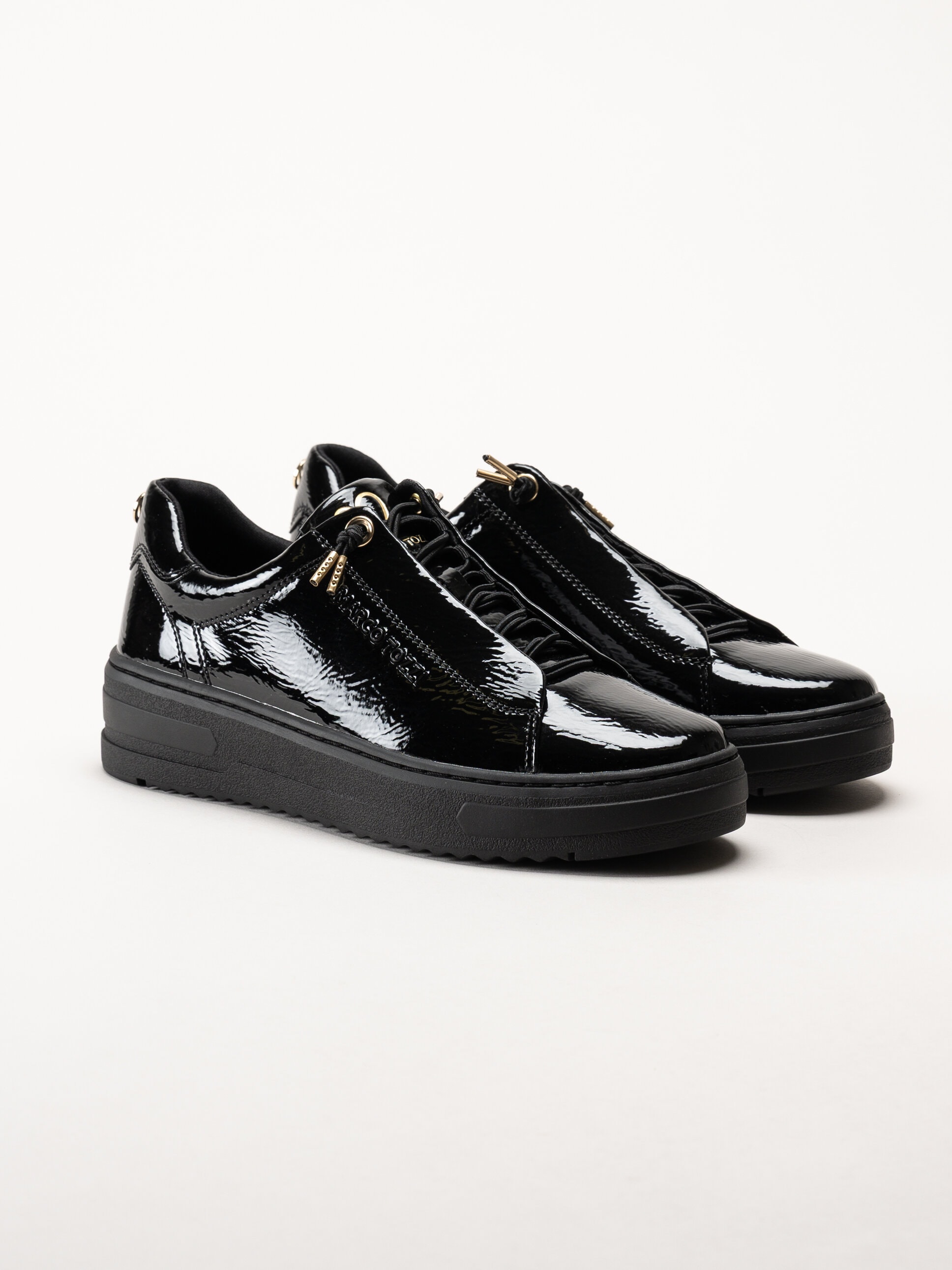 Marco Tozzi - Svarta sneakers i syntetlack med gulddetaljer