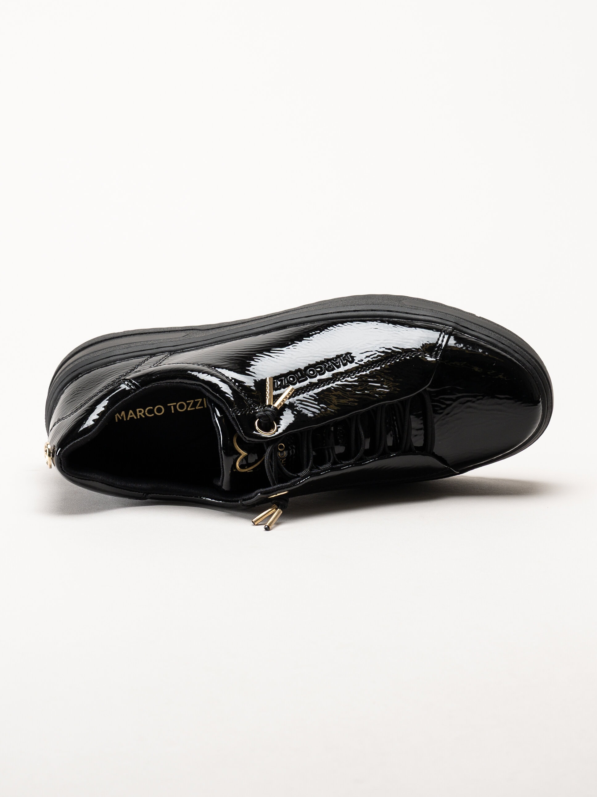 Marco Tozzi - Svarta sneakers i syntetlack med gulddetaljer