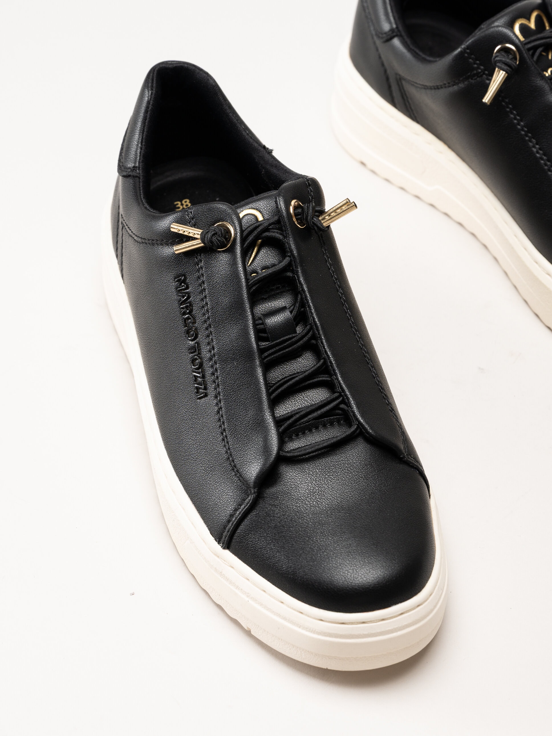 Marco Tozzi - Svarta sneakers i skinnimitation