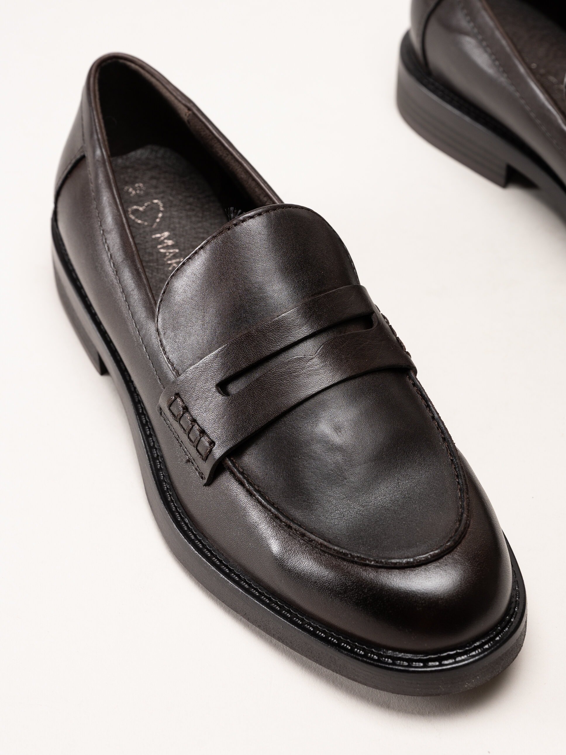 Marco Tozzi - Mörkbruna loafers i skinn