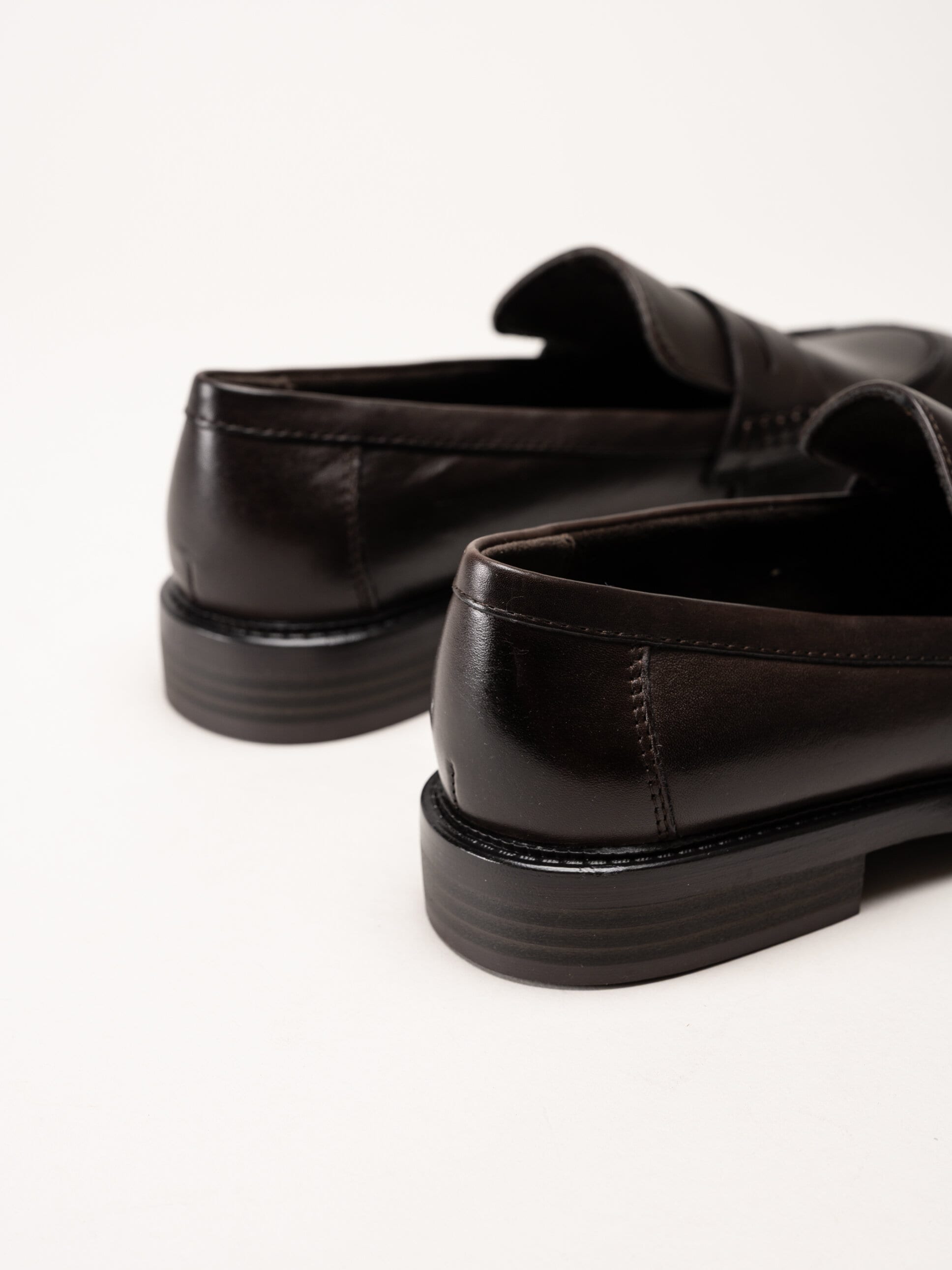 Marco Tozzi - Mörkbruna loafers i skinn