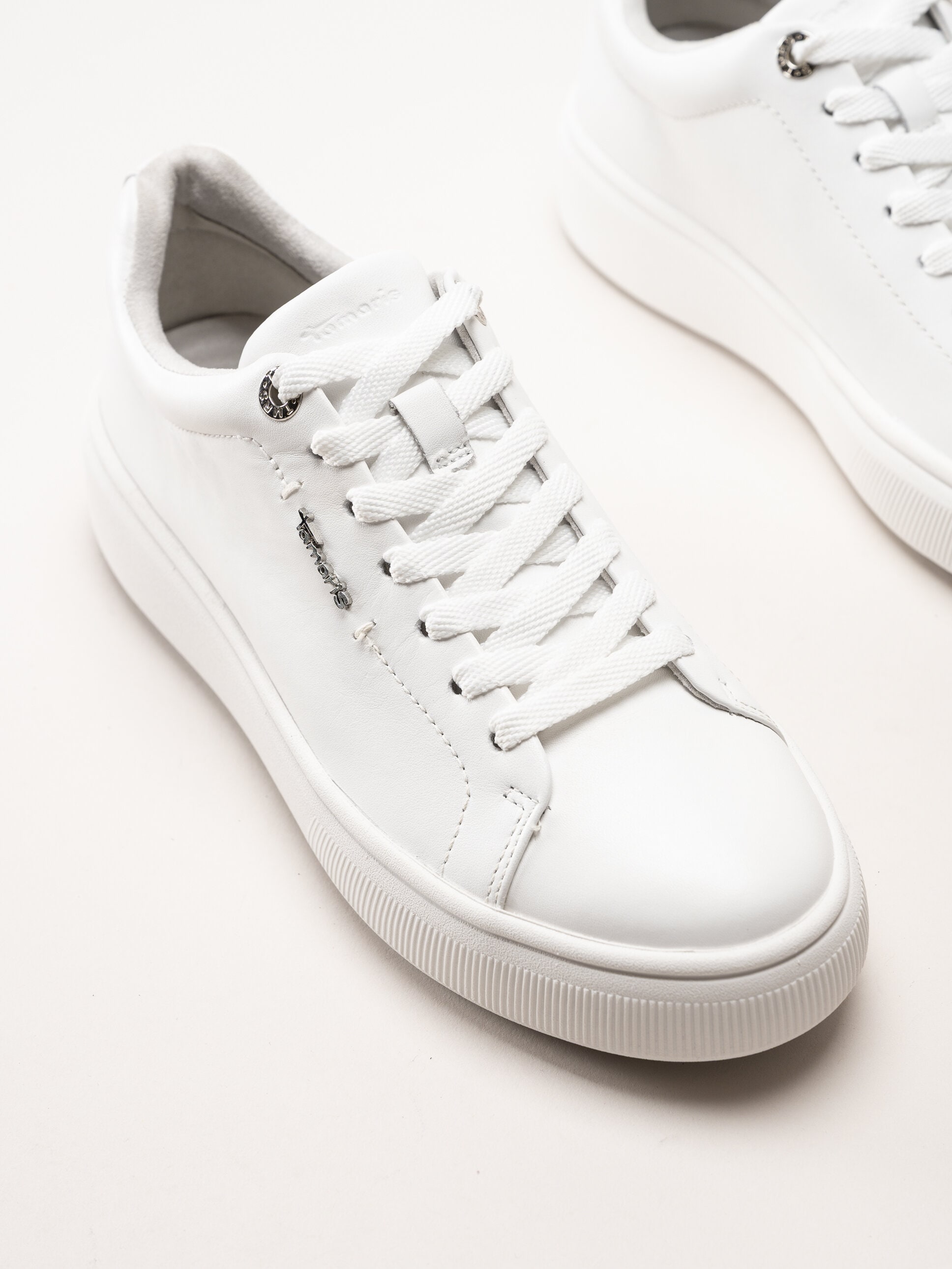 Tamaris - Vita sneakers i skinn med platåsula