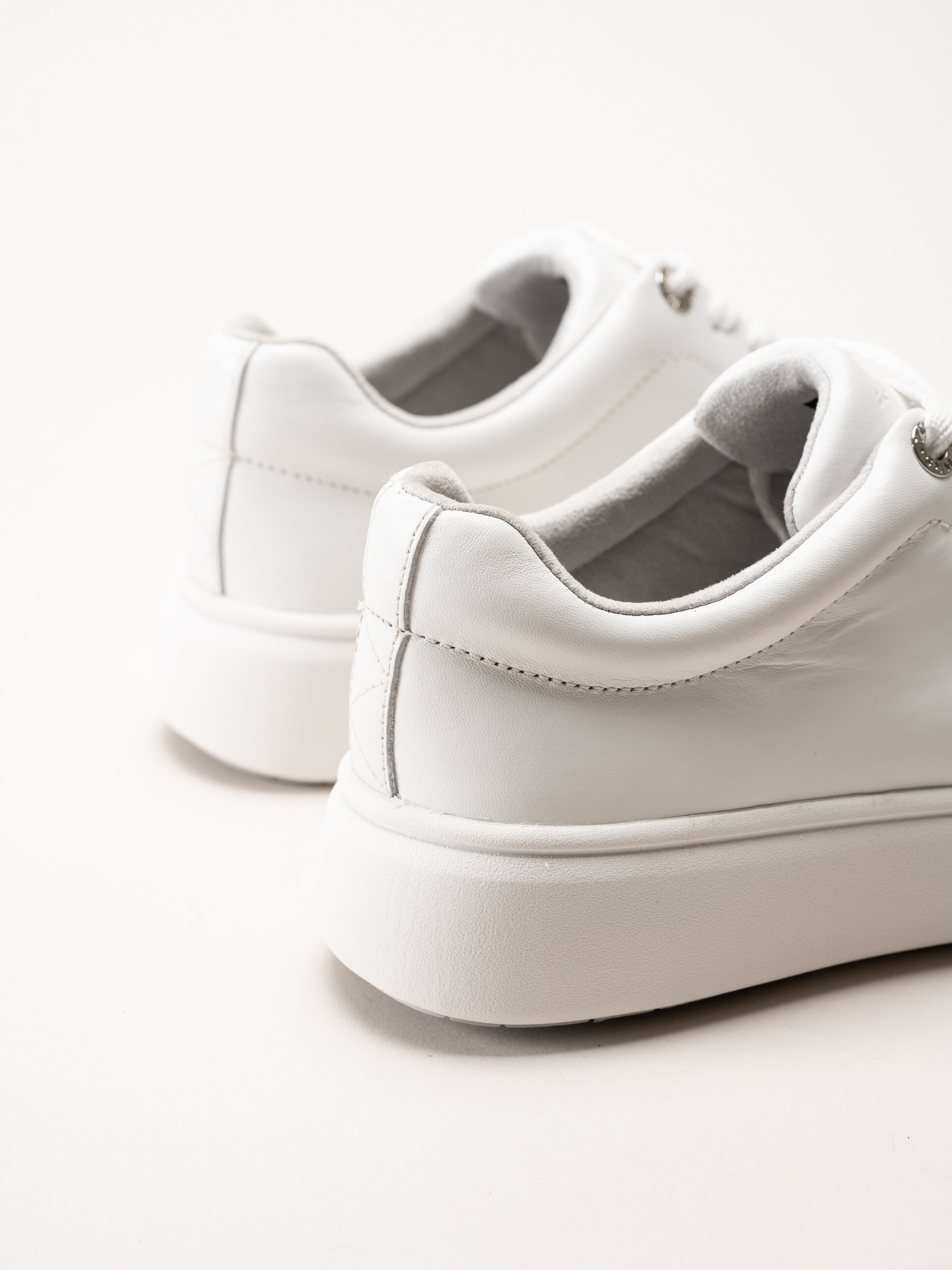Tamaris - Vita sneakers i skinn med platåsula