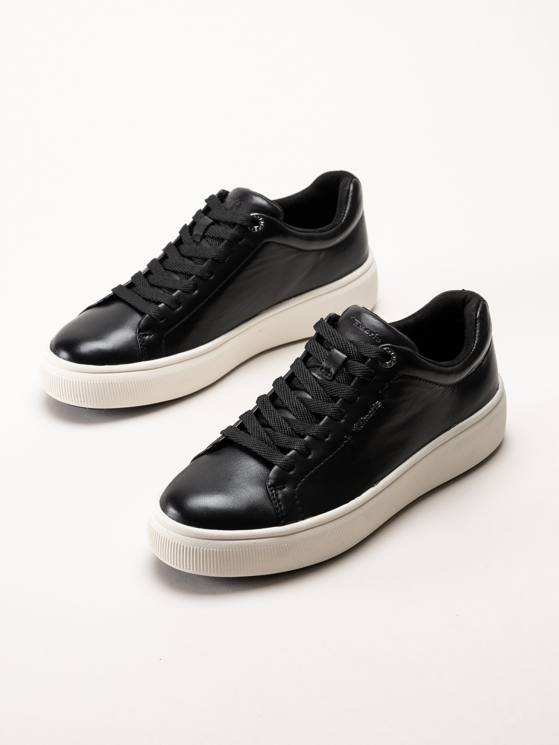 Tamaris - Svarta sneakers i skinn med platåsula