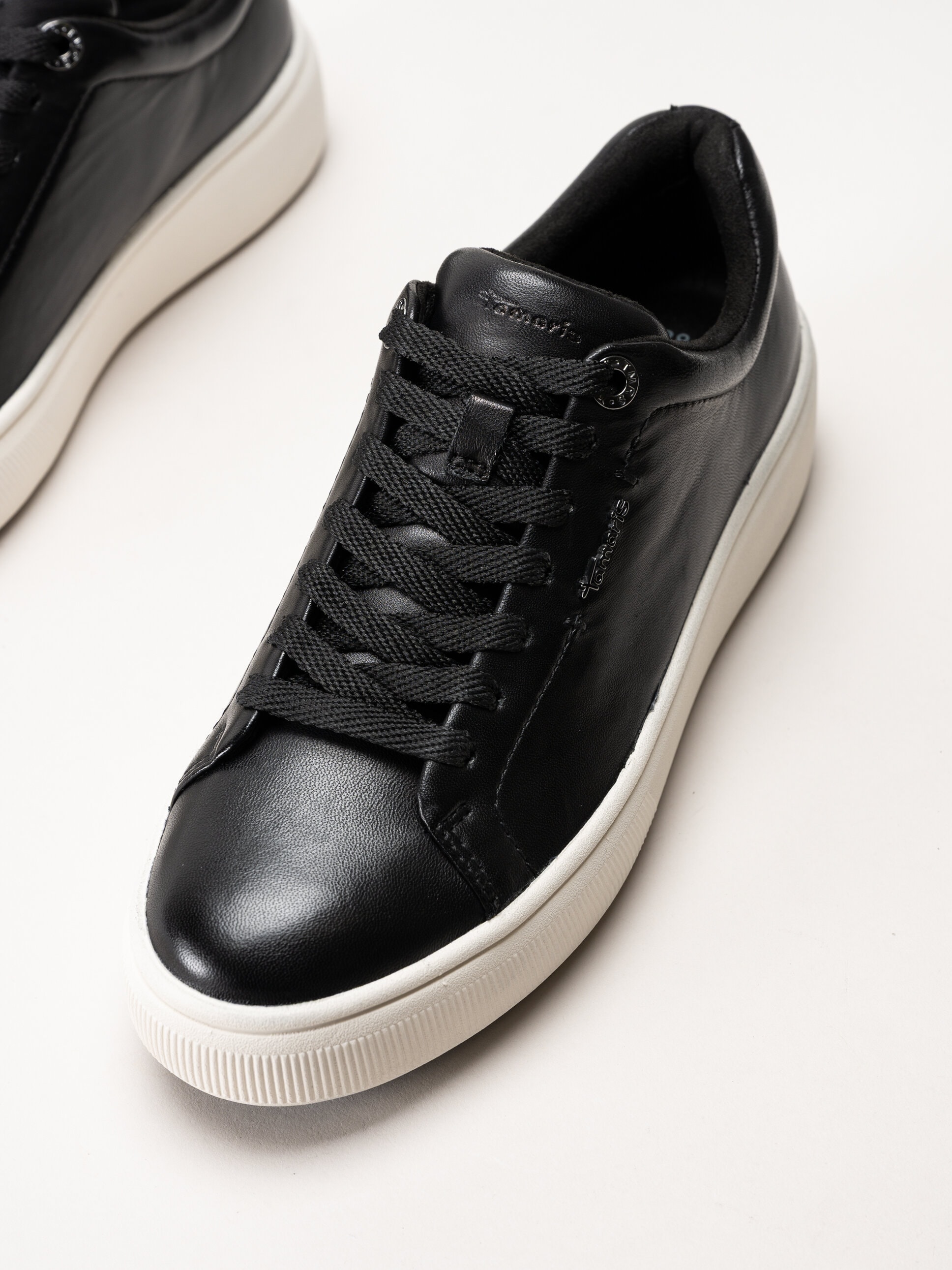 Tamaris - Svarta sneakers i skinn med platåsula