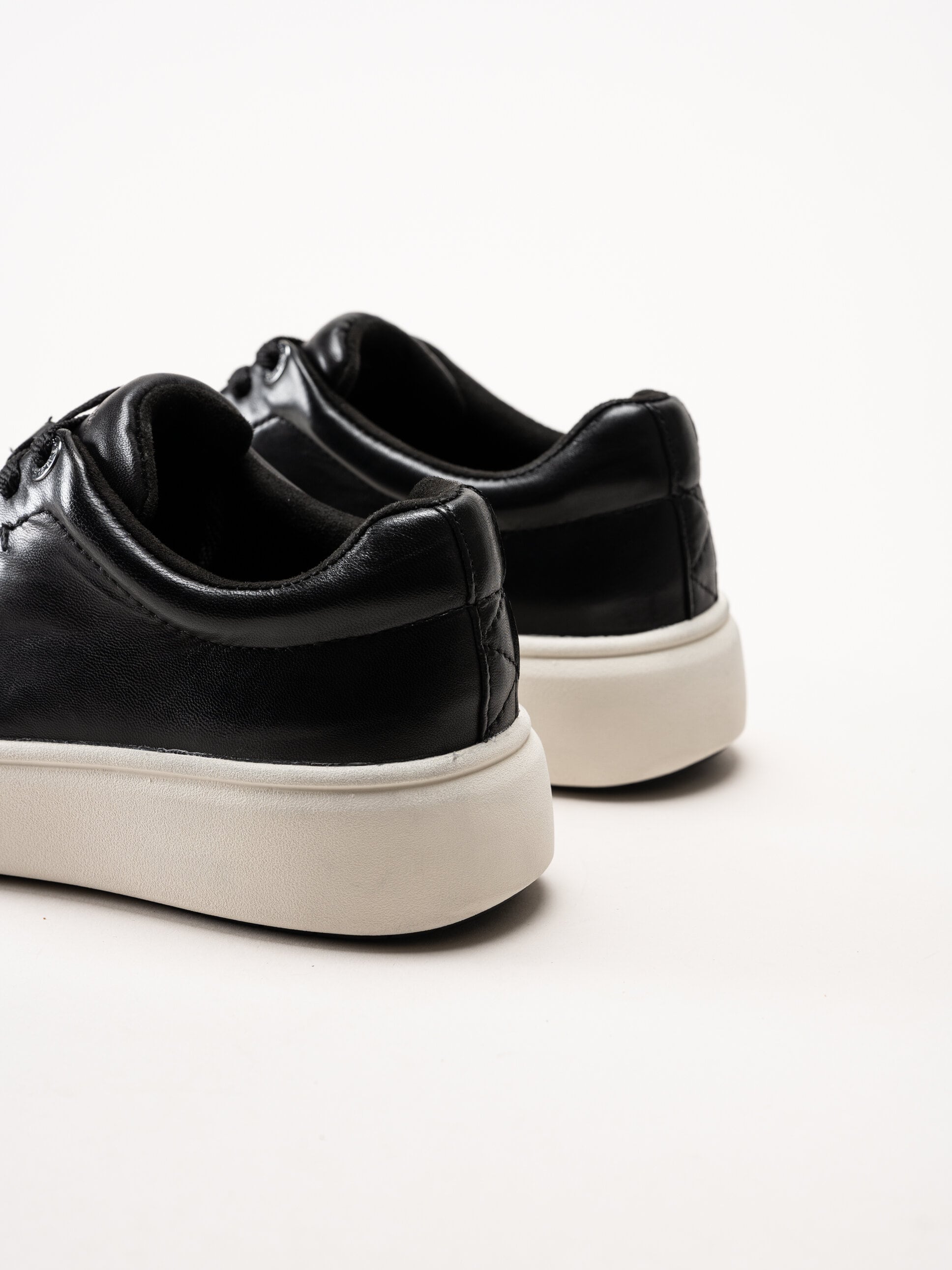 Tamaris - Svarta sneakers i skinn med platåsula