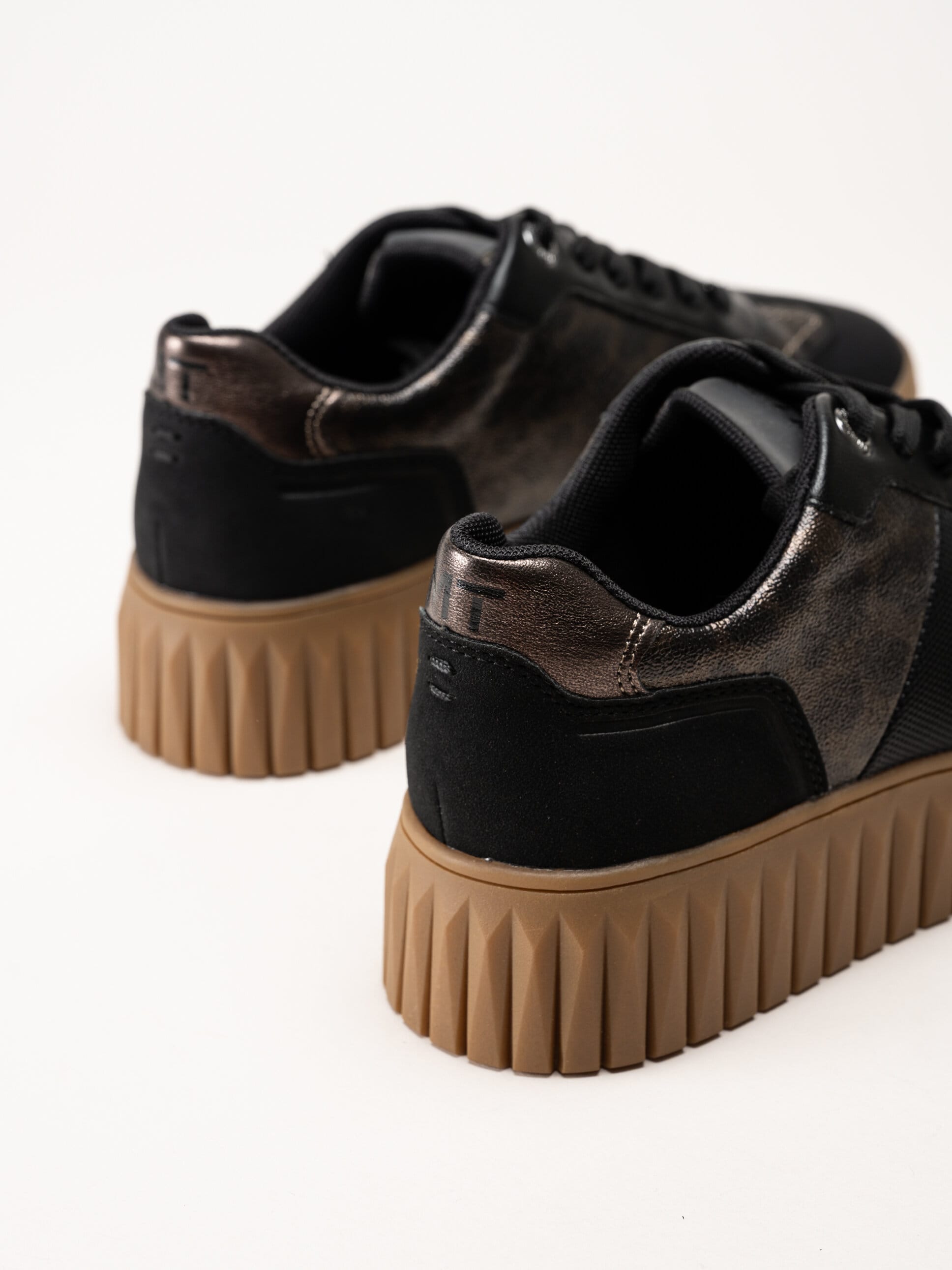 Marco Tozzi - Svarta sneakers med leopardmönster