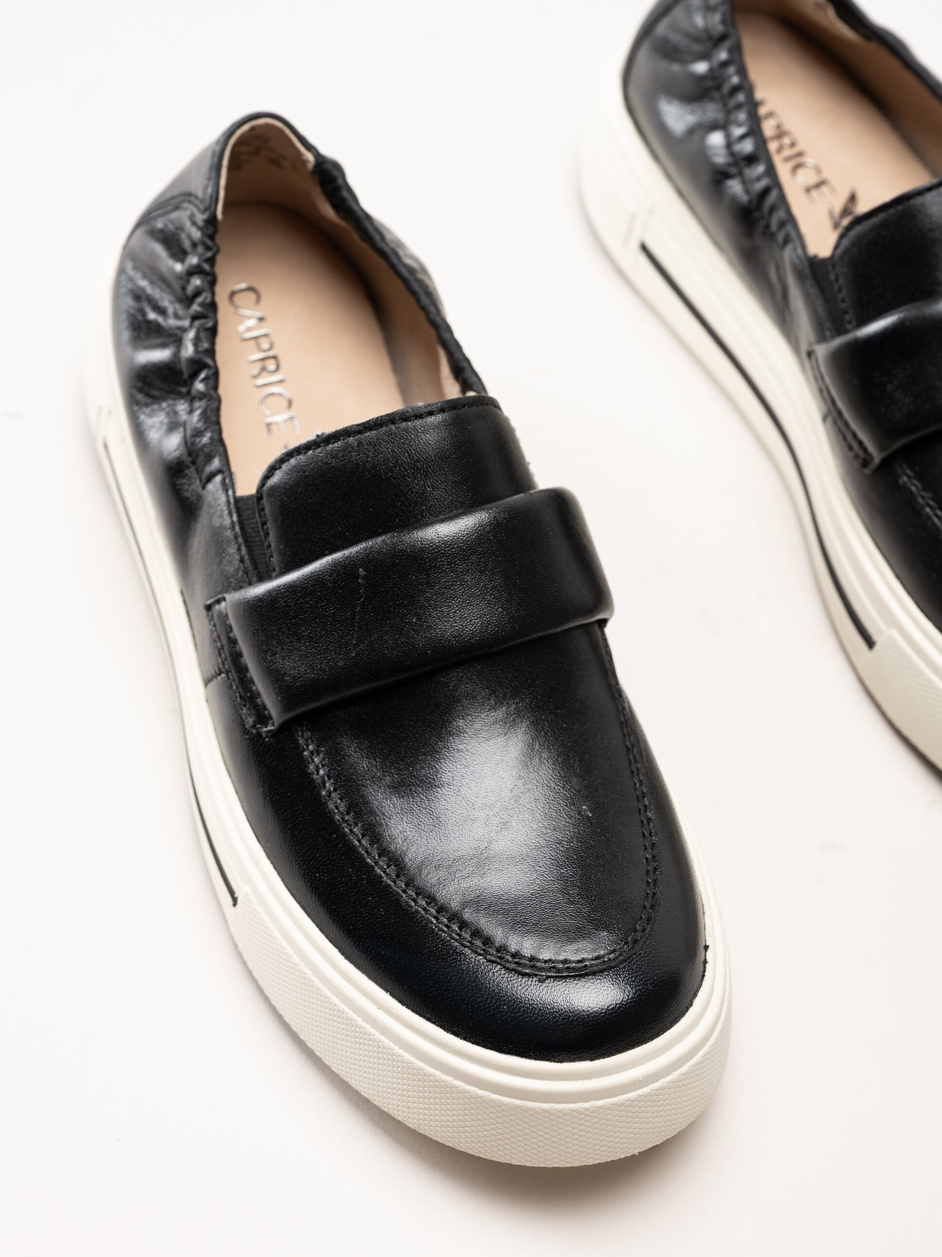 Caprice - Svarta loafers i skinn