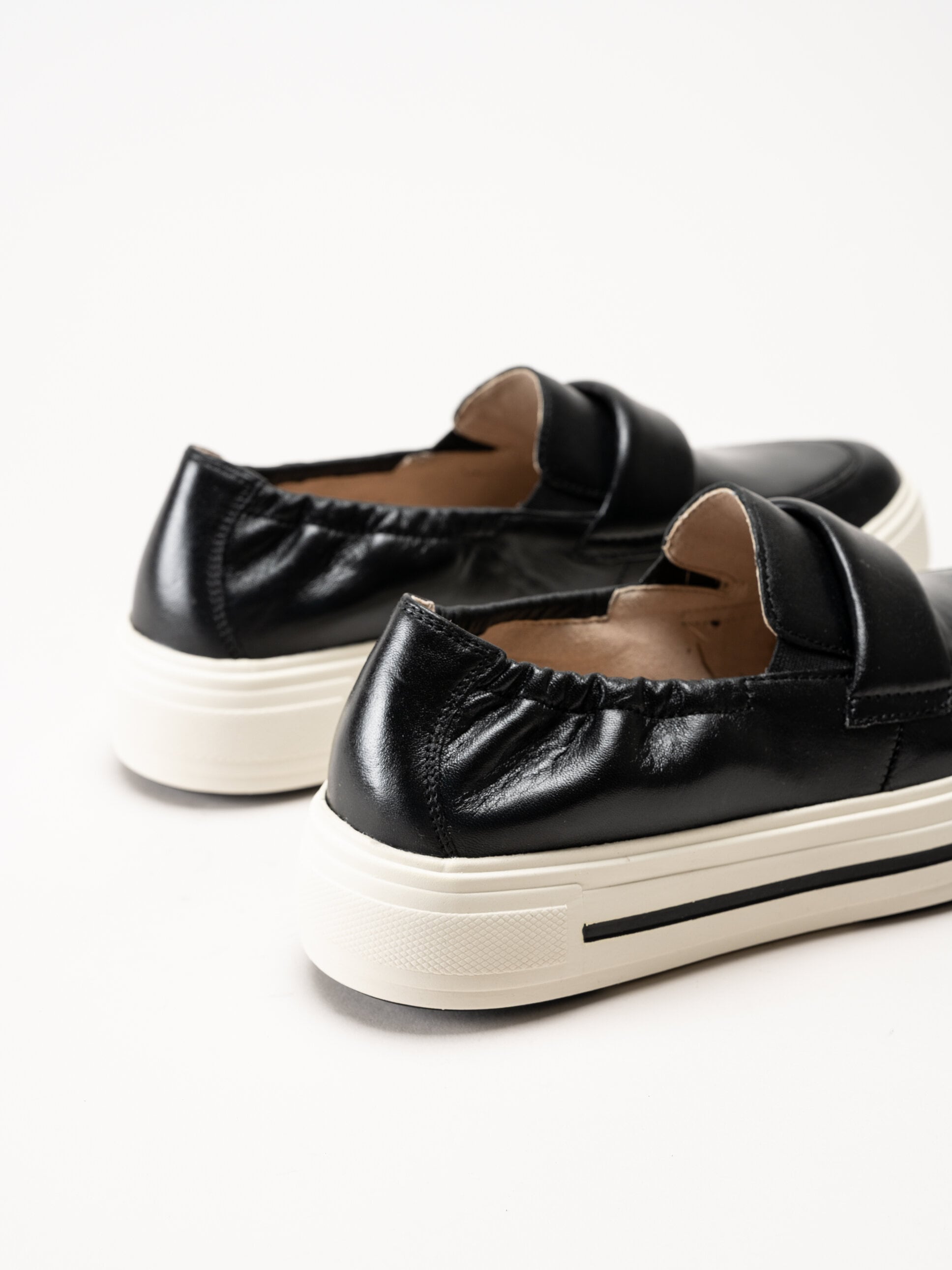 Caprice - Svarta loafers i skinn