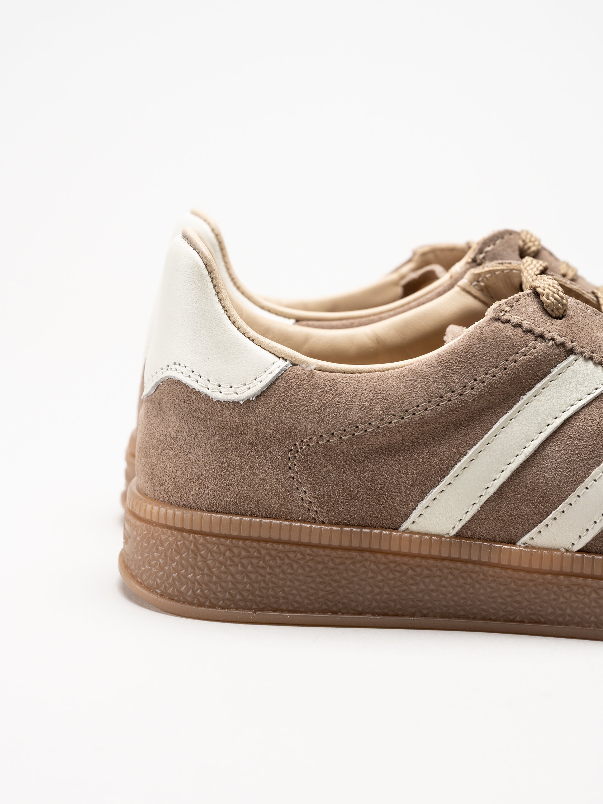 Gant Footwear - Cuzima sneaker - Beige retro sneakers i mocka med skinndetaljer