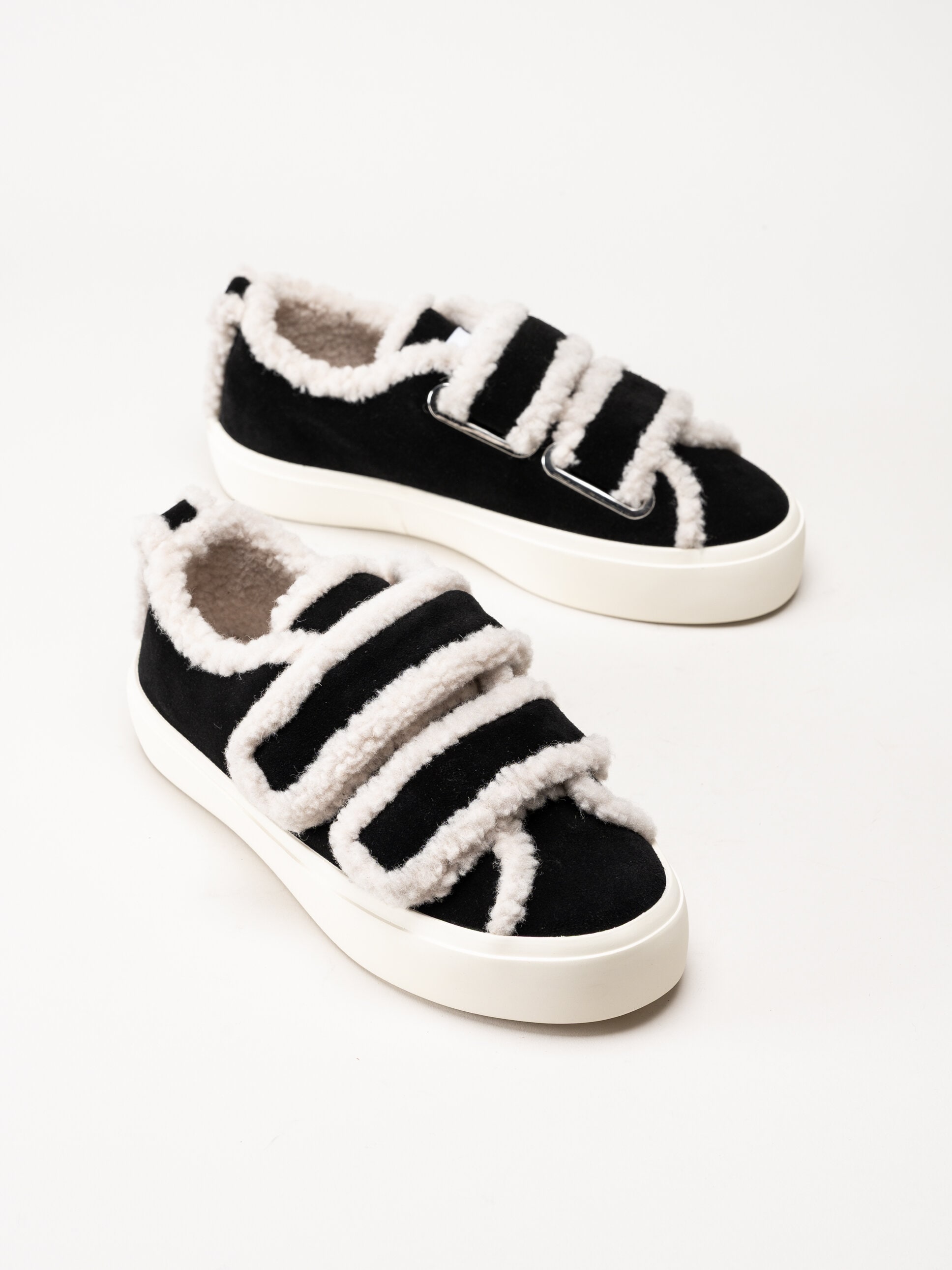 Inuikii - Shearling Low Velcro - Svarta ullfodrade sneakers i mocka