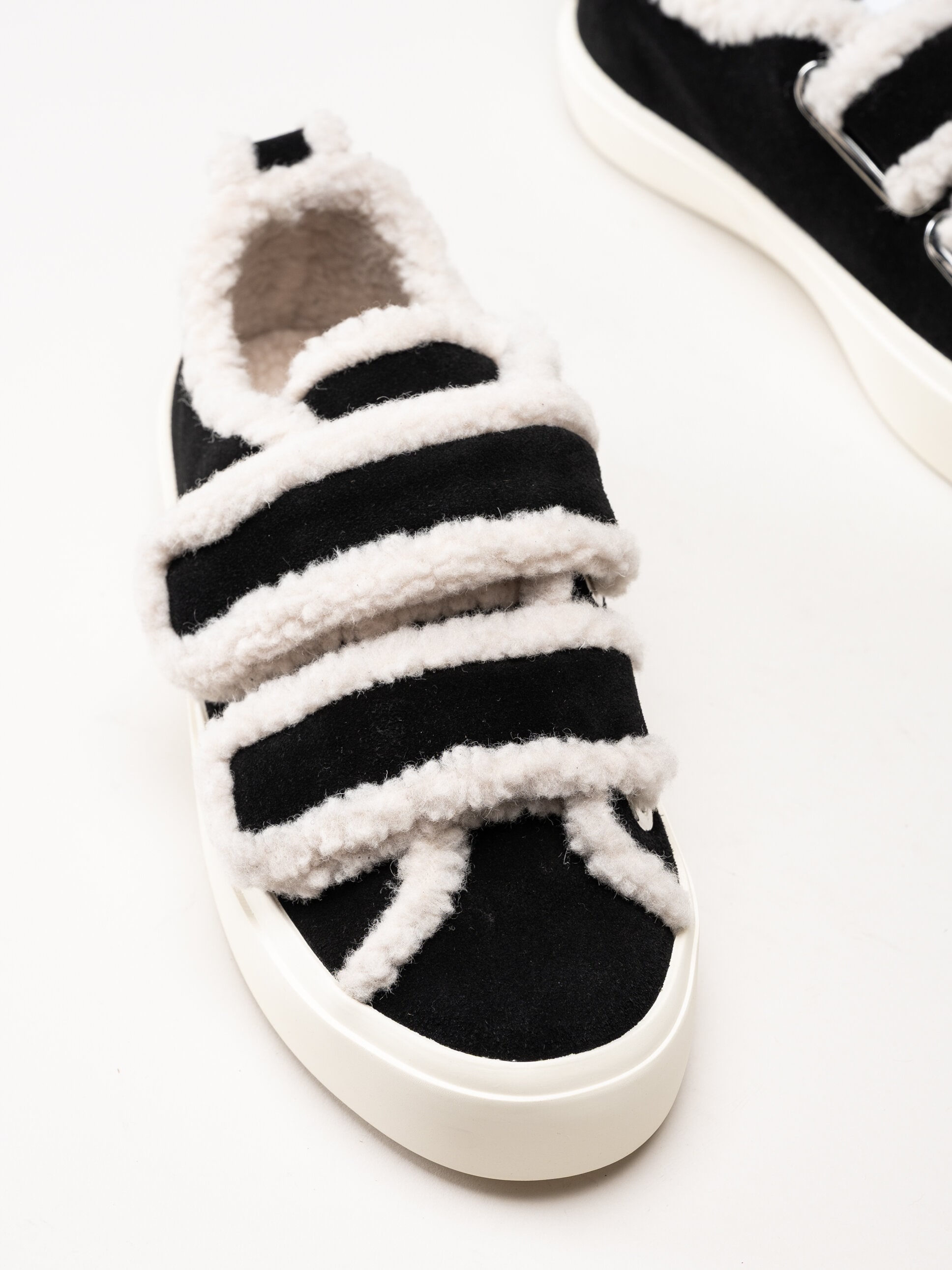 Inuikii - Shearling Low Velcro - Svarta ullfodrade sneakers i mocka